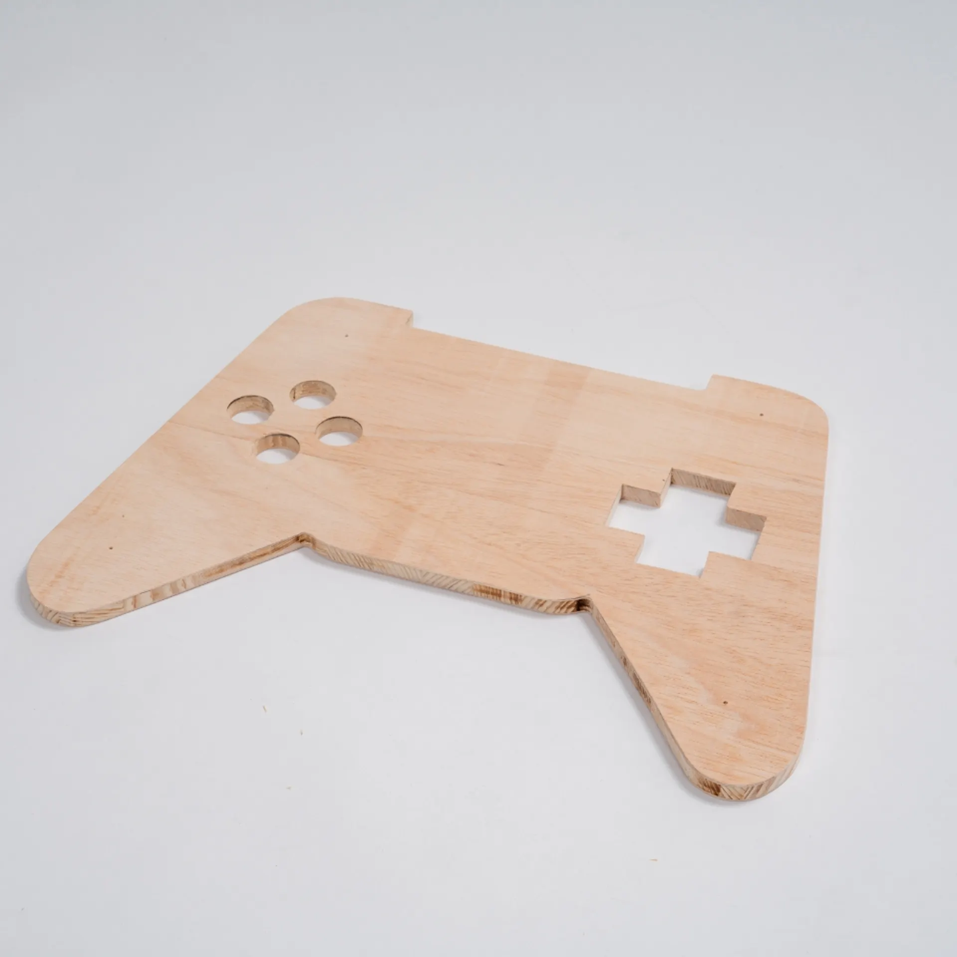 Tischlerplatte mit ausgesägten Controller-Symbolen