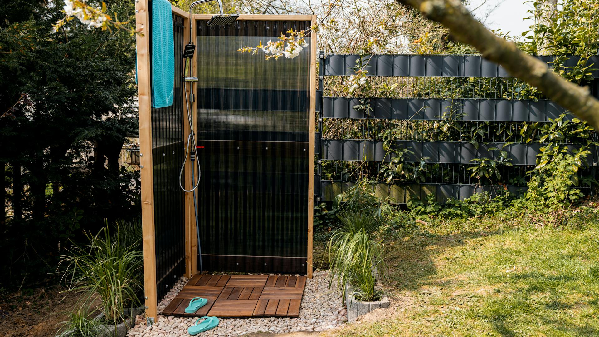 Gartendusche mit Sichtschutz im Garten