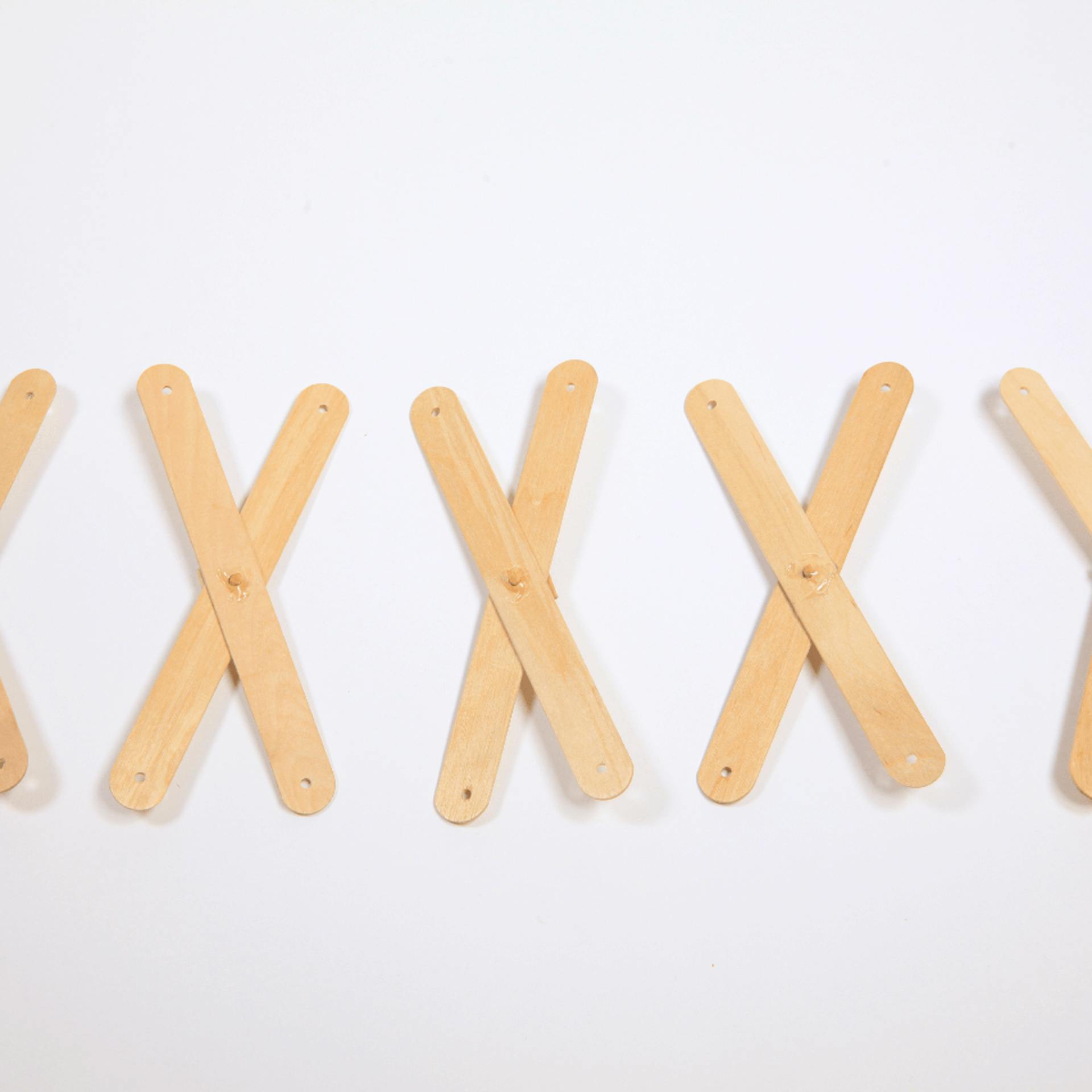 Fünf Holzgelenke nebeneinander.