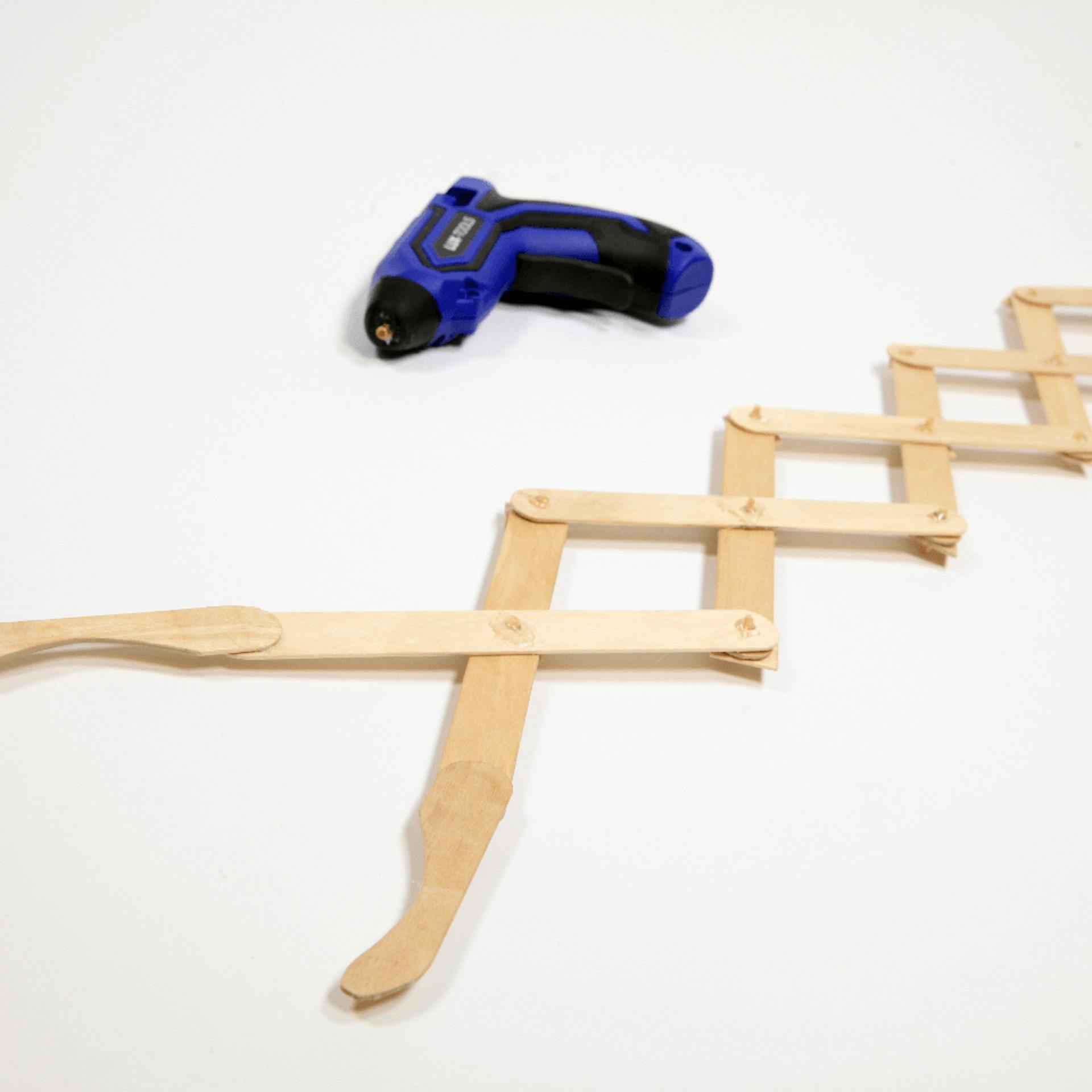 Scherengelenk mit zwei angeklebten Greifern.