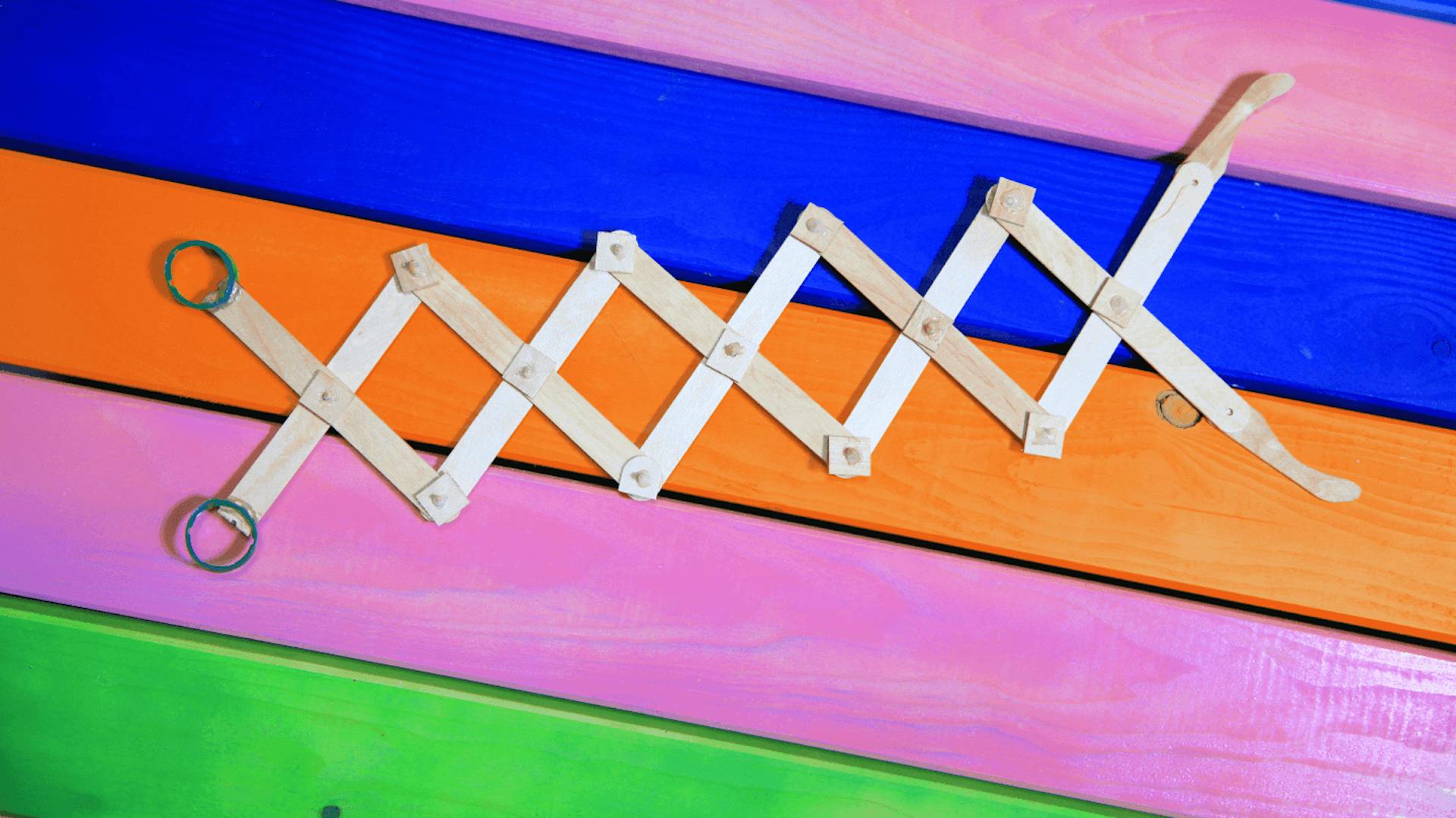 Greifarm liegt auf bunten Holzlatten