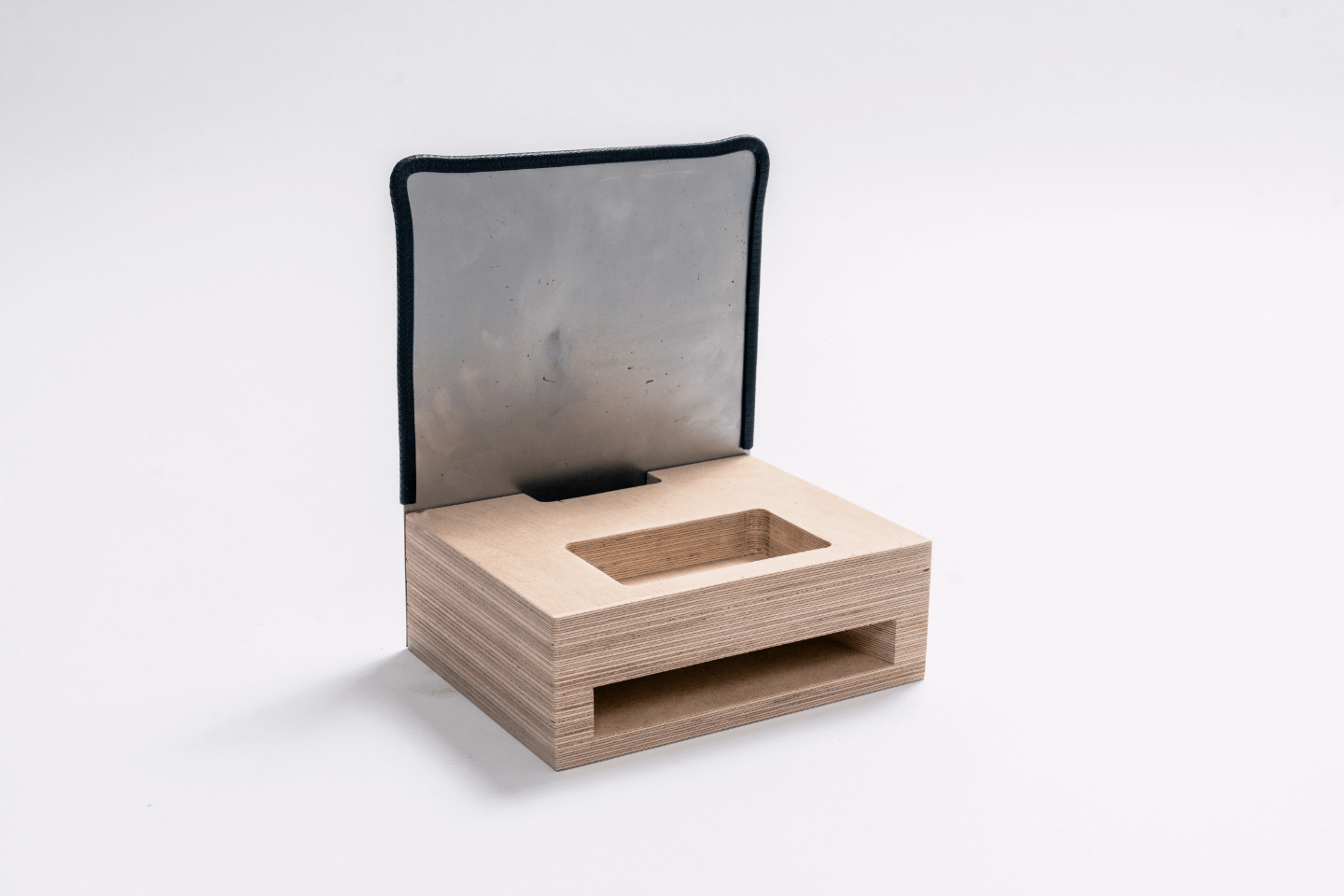 Die fertige Handybox steht auf einem Tisch.