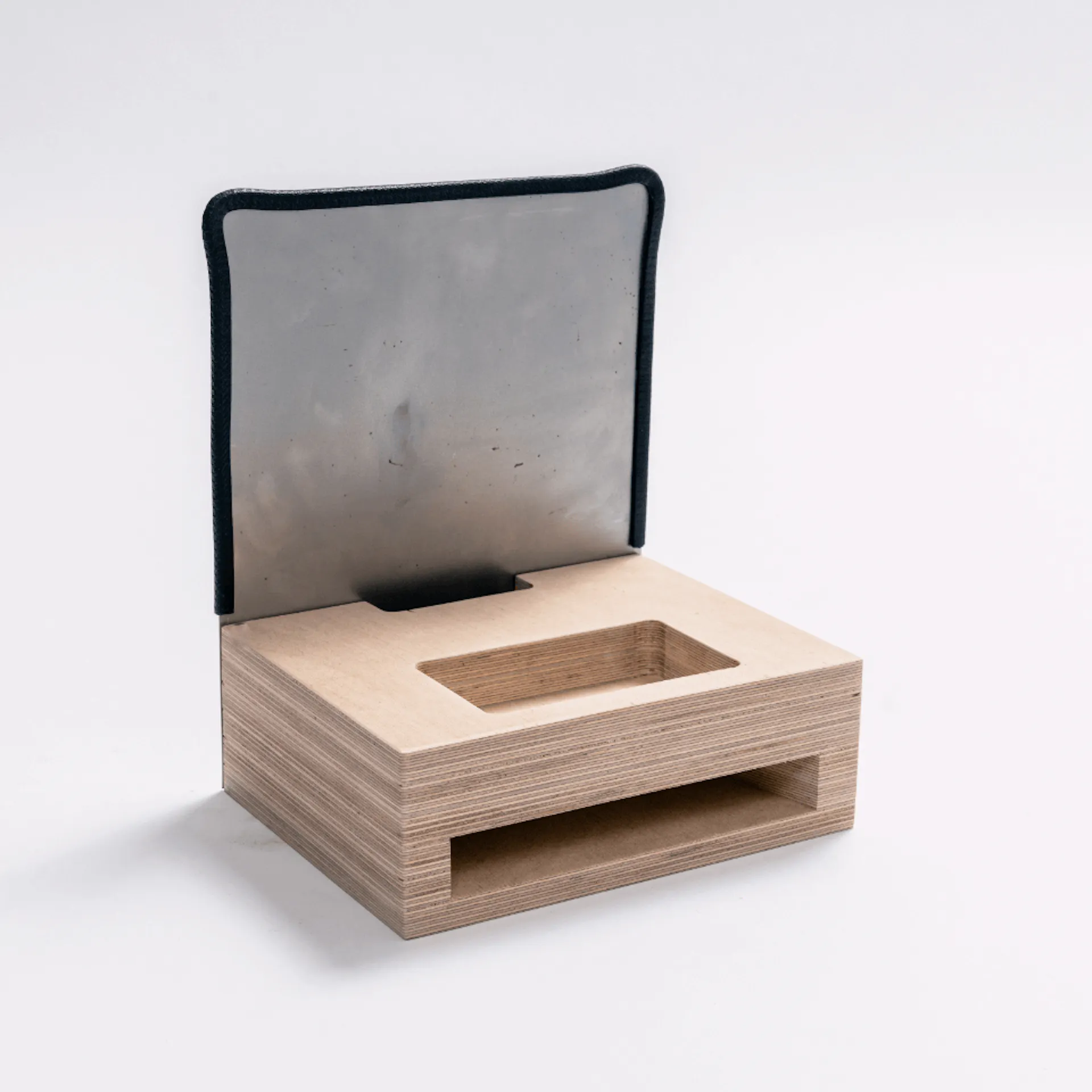 Die fertige Handybox steht auf einem Tisch.