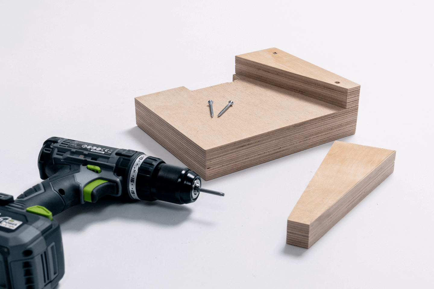 Die Keile werden mit dem Akkuschrauber auf einem Block aus Multiplexplatten geschraubt.