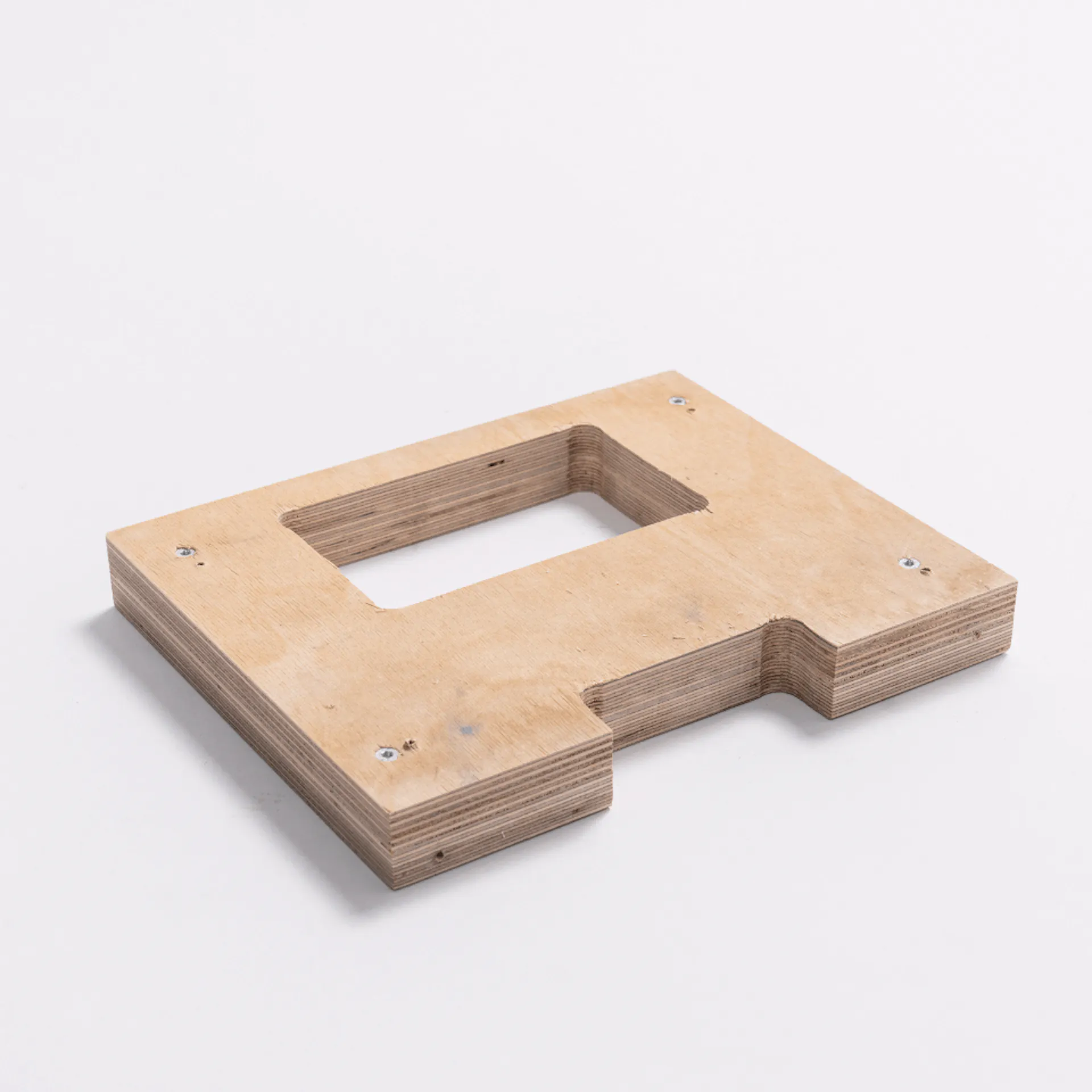 Die Multiplexplatten mit den ausgesägten Fächern sind zu sehen.