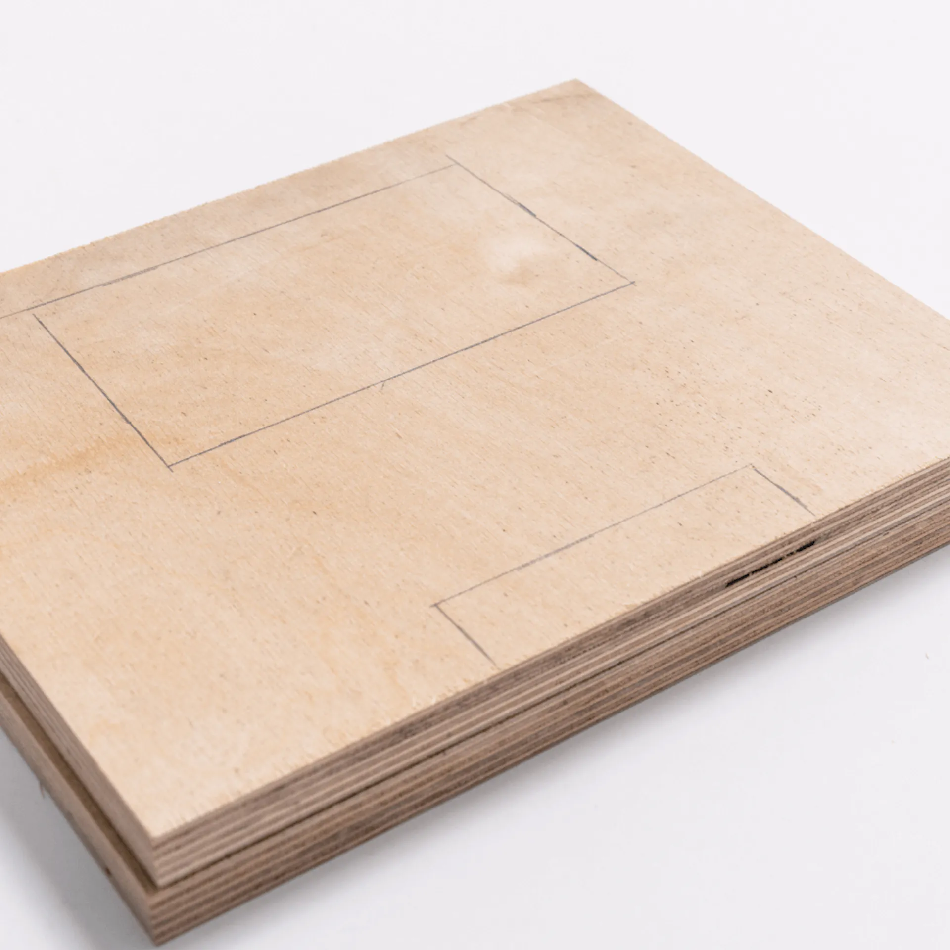 Multiplexplatten mit vorgezeichneten Fächern liegen auf einem Tisch.