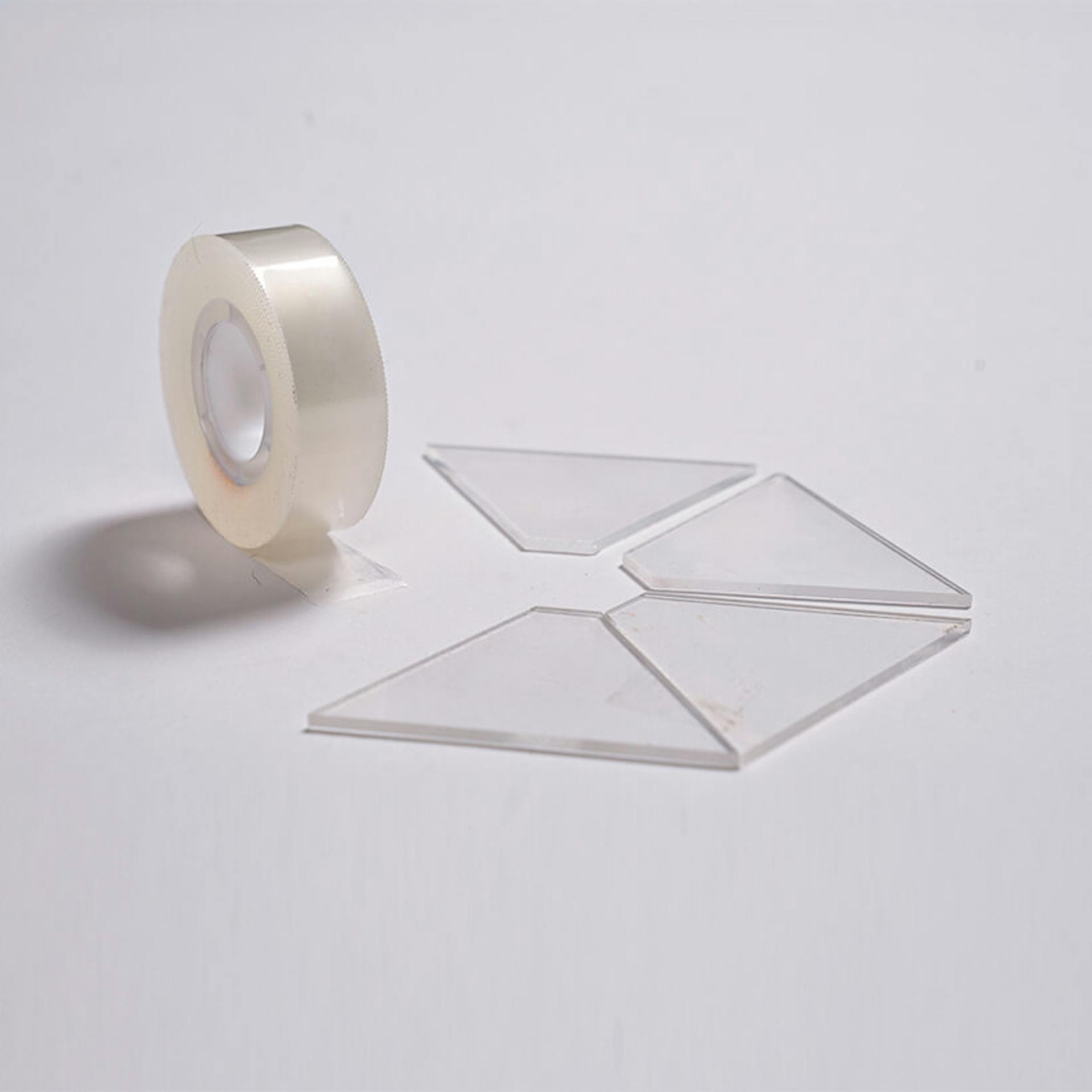 Acrylglastrapeze neben Klebefilmrolle