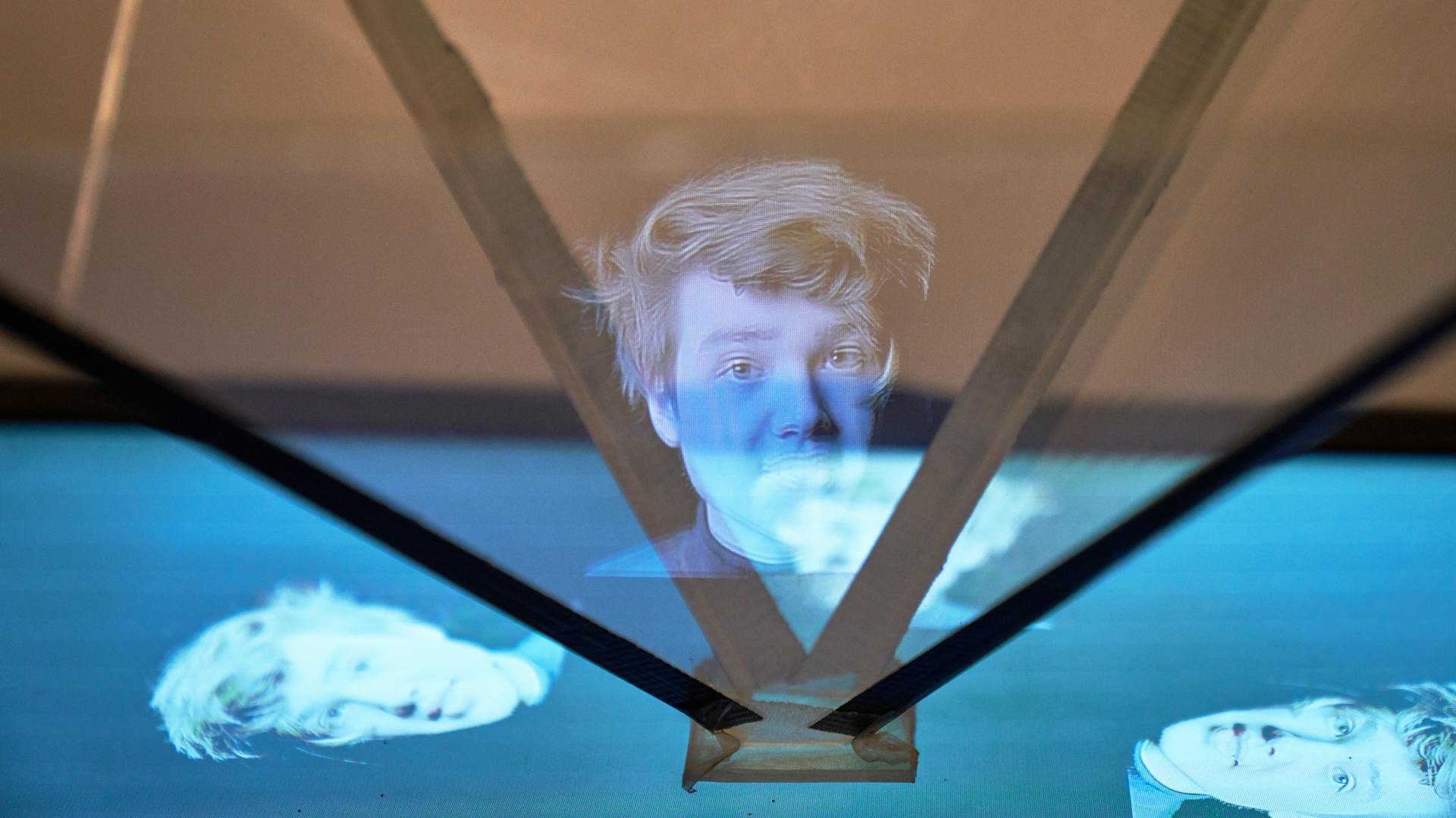 Hologramm mit Gesicht auf schwarzem Hintergrund