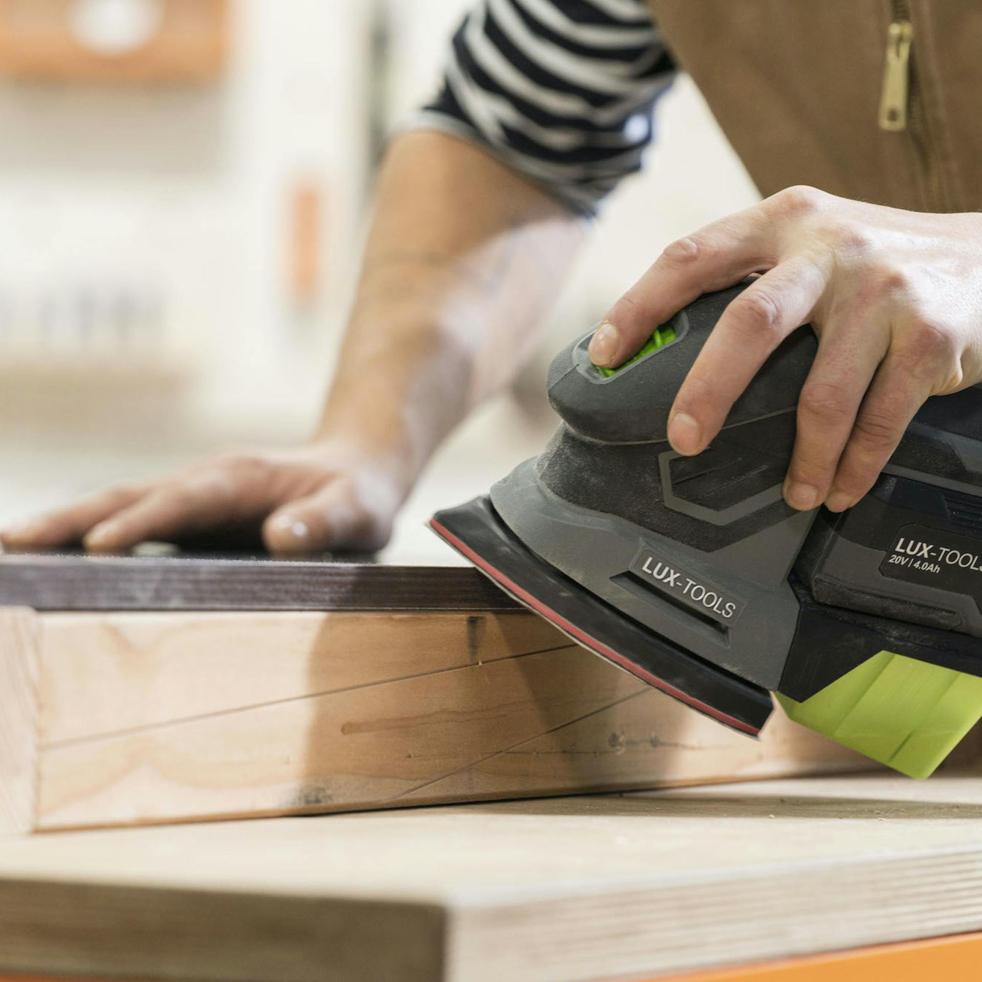 Entgraten der Kanten mit einem Akkuschleifer