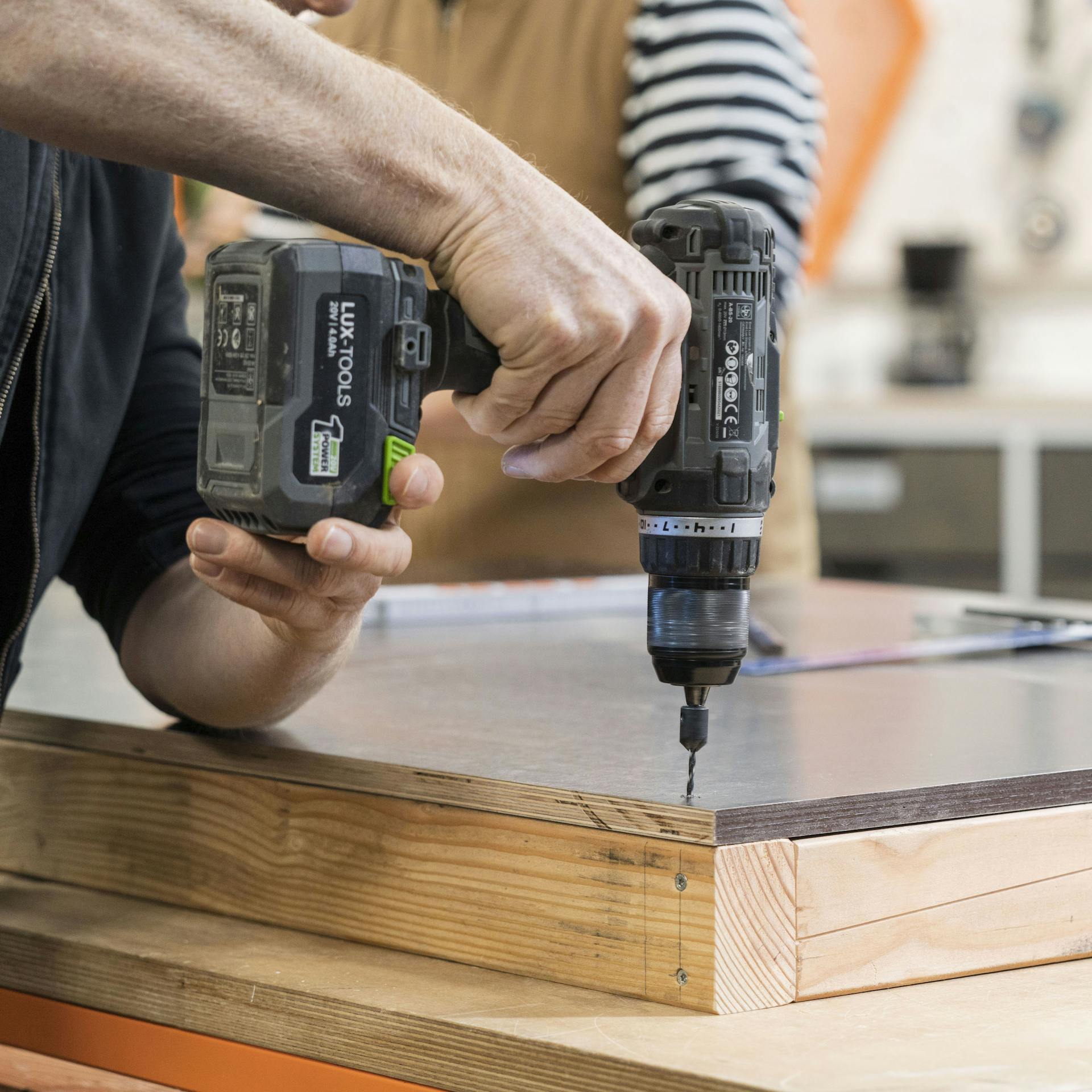 Platte vorbohren, bevor man sie festschraubt