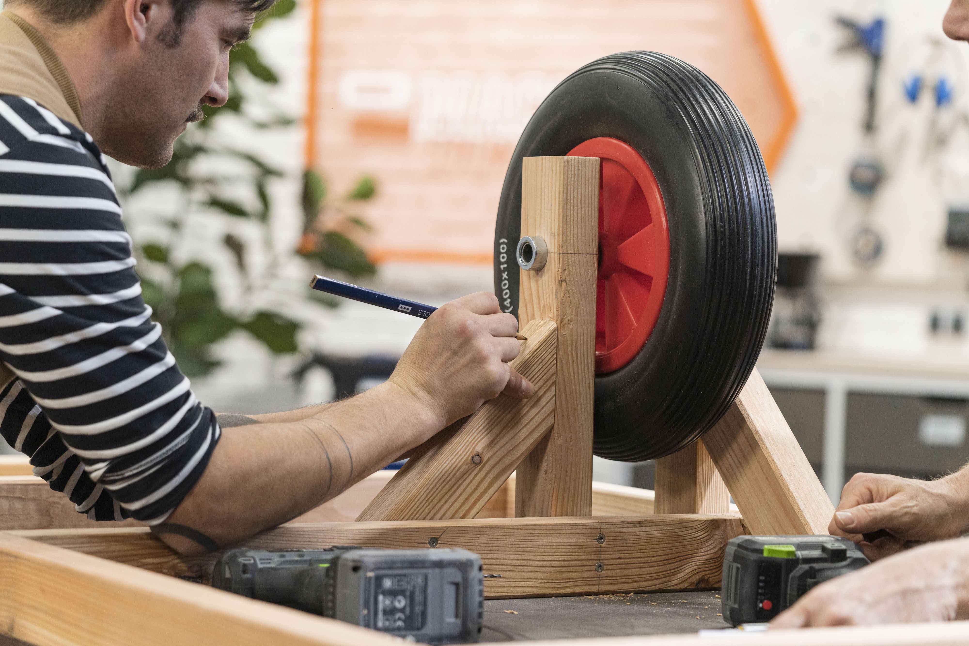 A keresztmerevítő helyét megjelölik a tengelyen