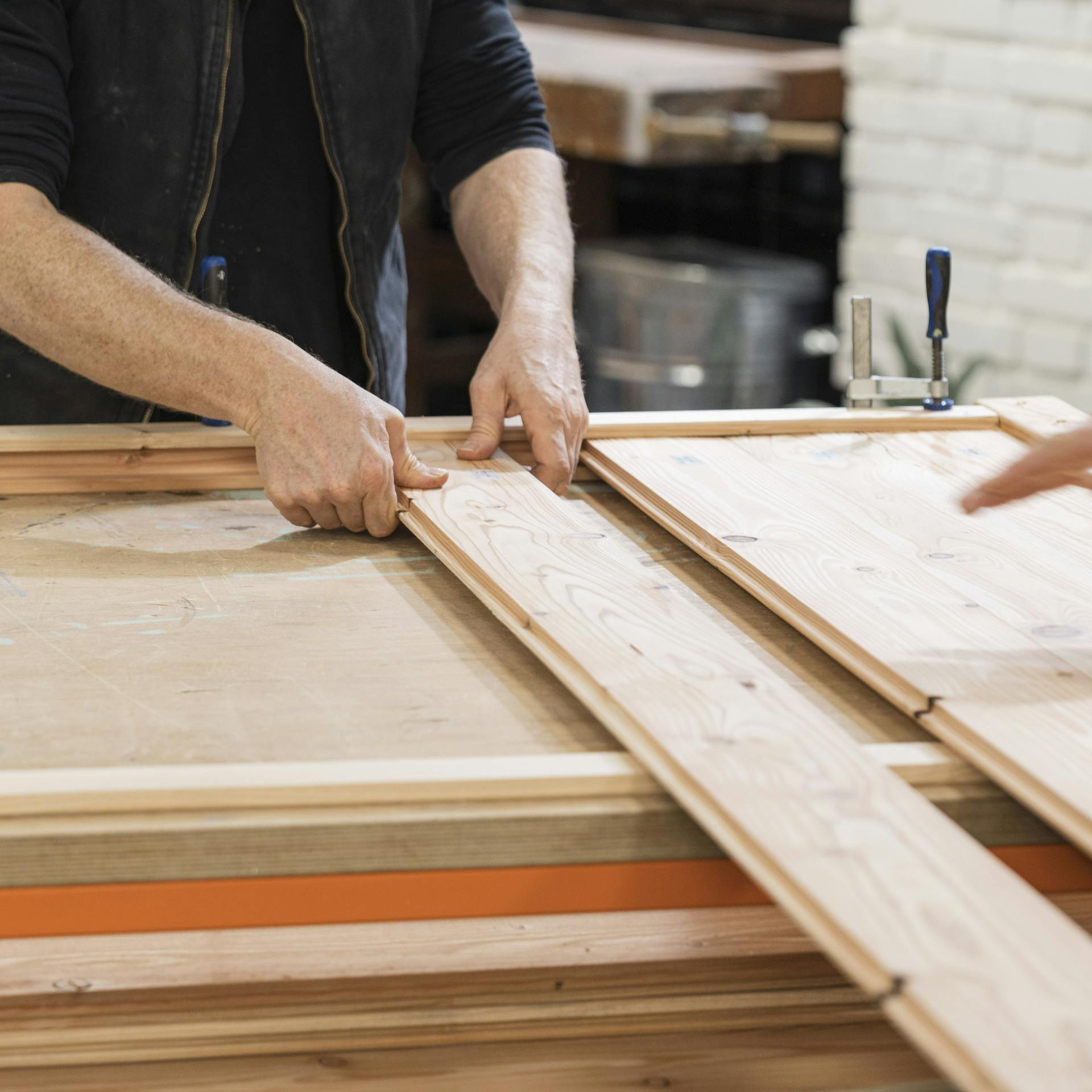 Latten werden in den genuteten Balken eingeschoben