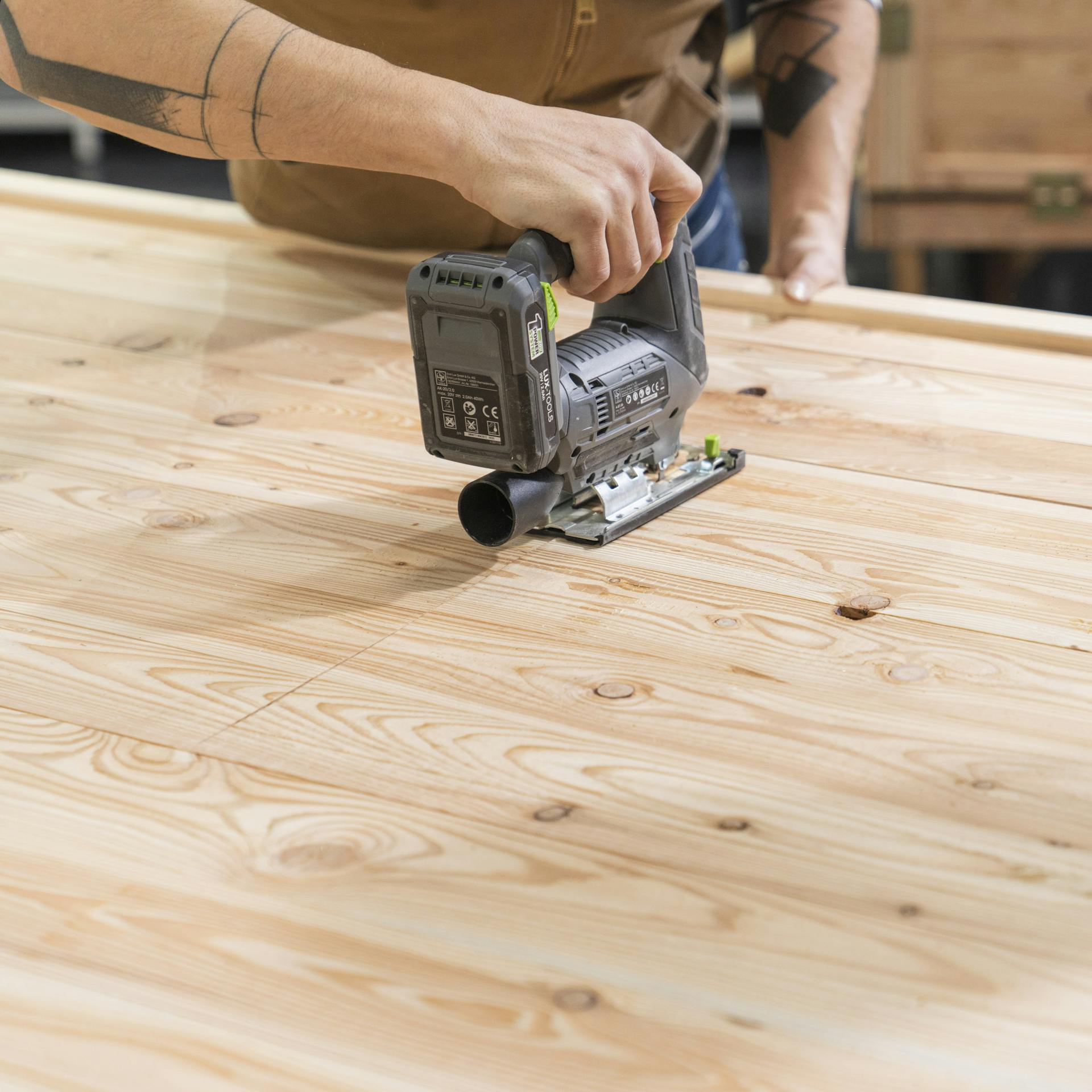 Ausschnitt wird mit Stichsäge ausgeschnitten