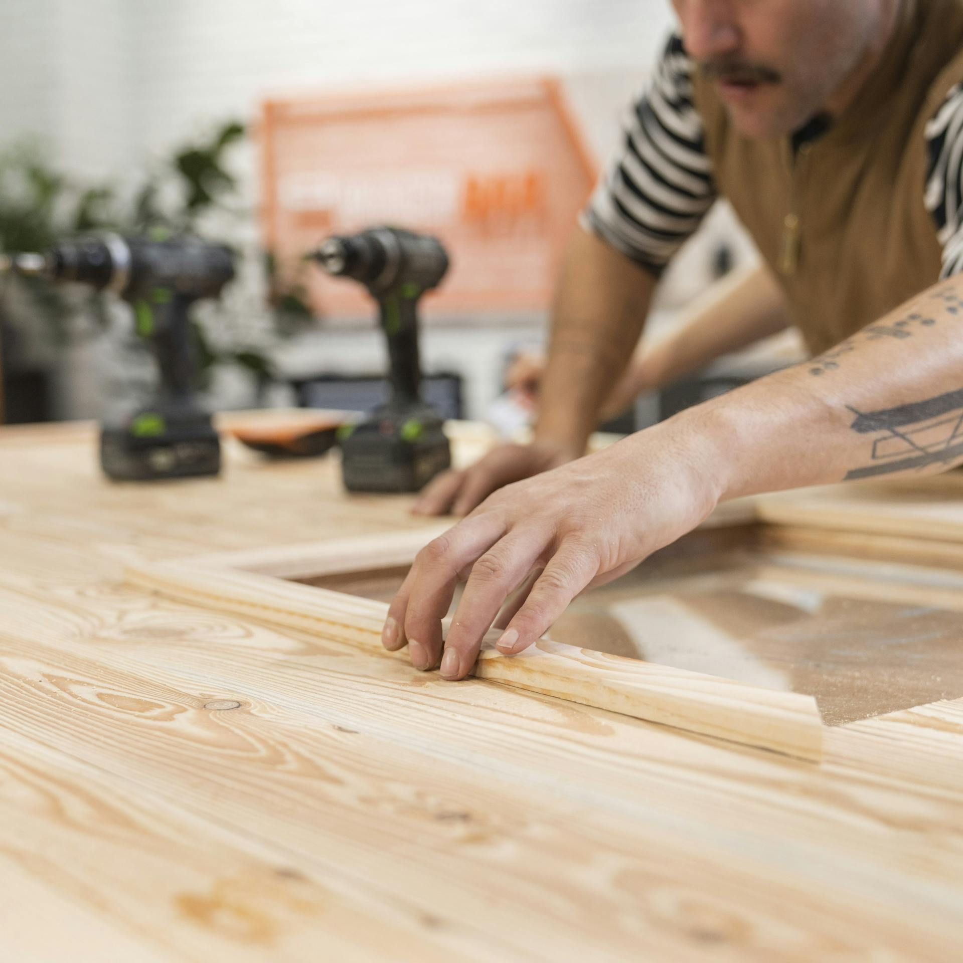 Rahmenhölzer werden um das Fenster gelegt