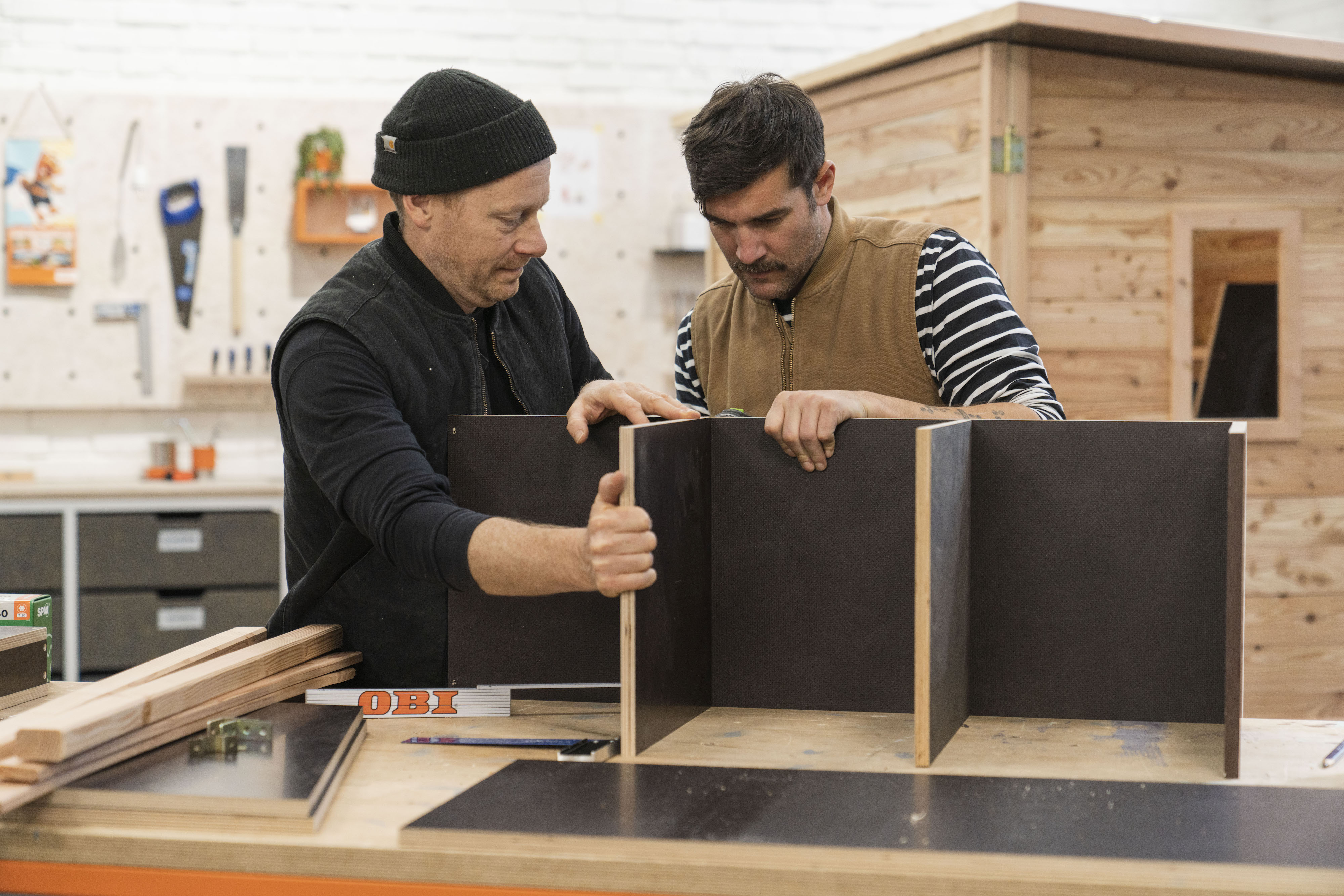 Összeállítják a keretet a belső térbe.