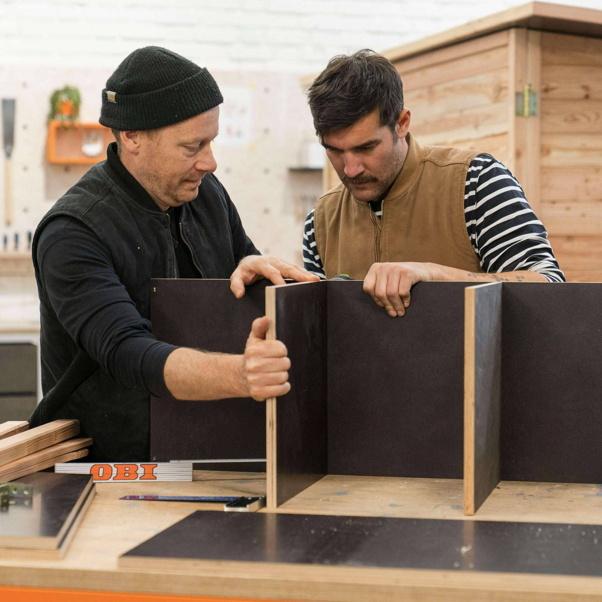 Összeállítják a keretet a belső térbe.