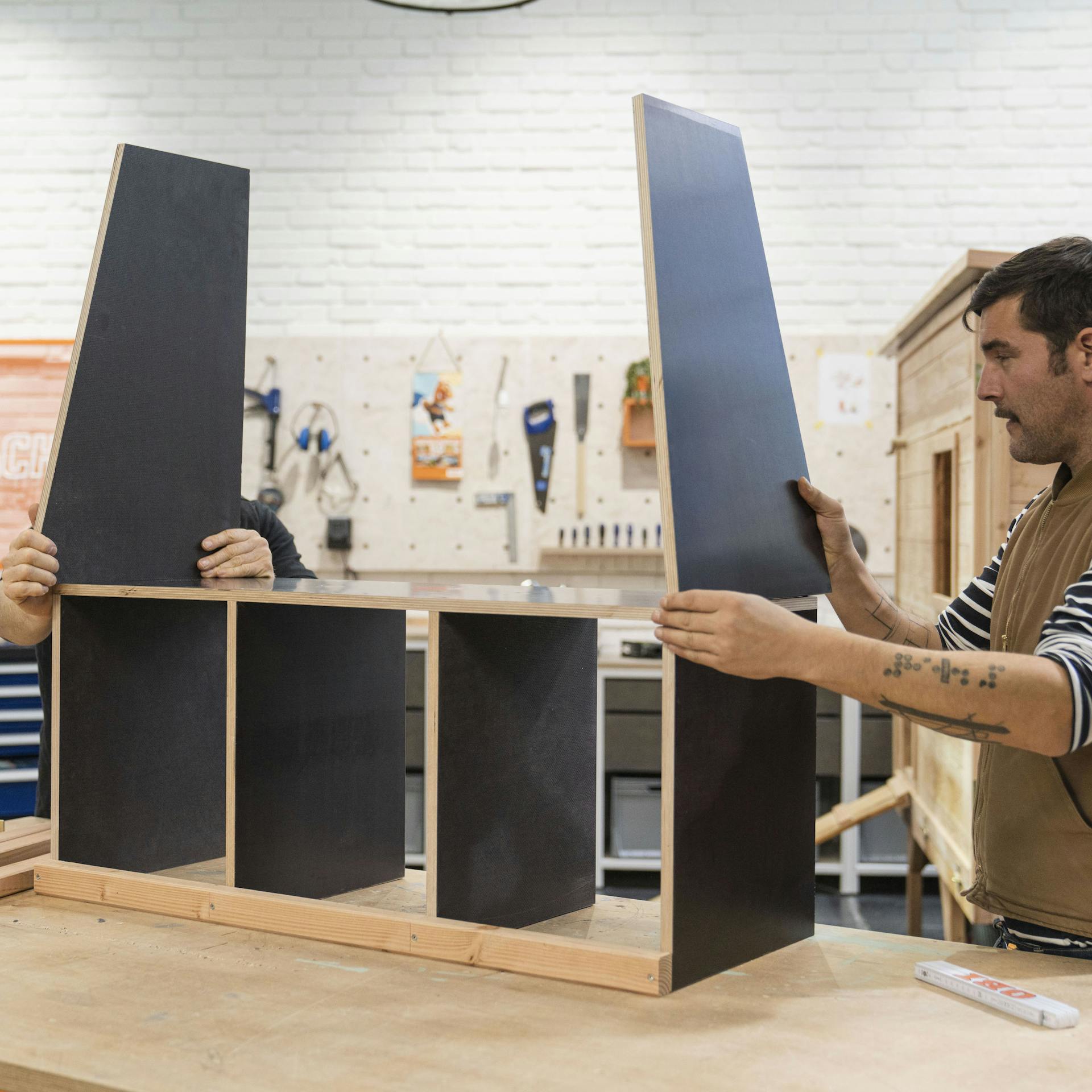 Der Rahmen des Innenausbaus wird angehalten