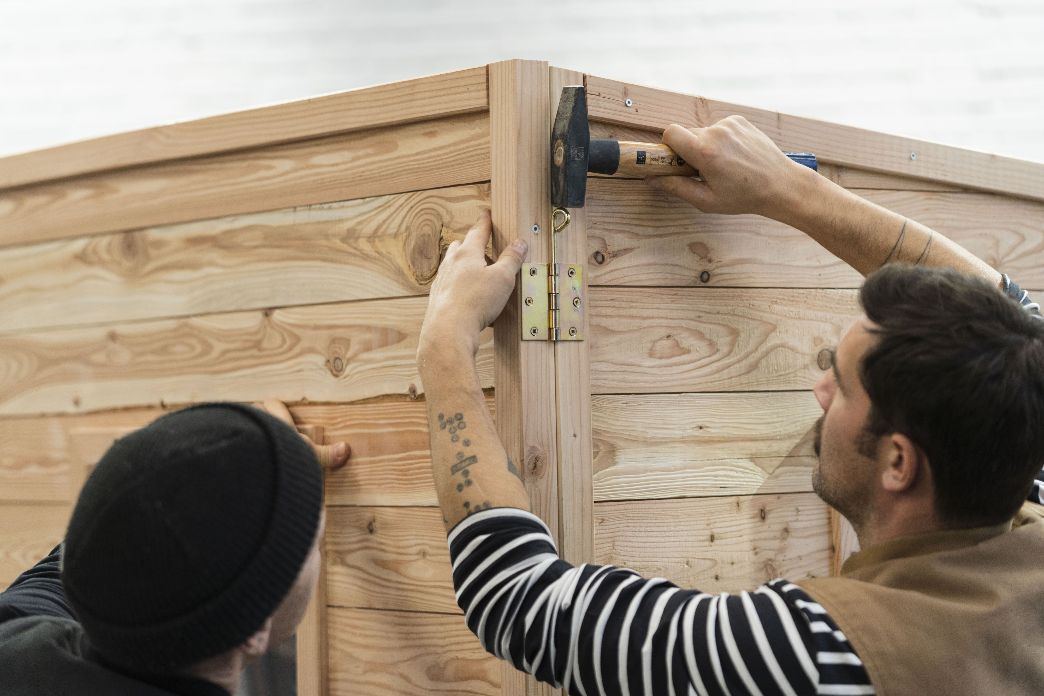 A csapszeges zsanér rögzítése kalapáccsal