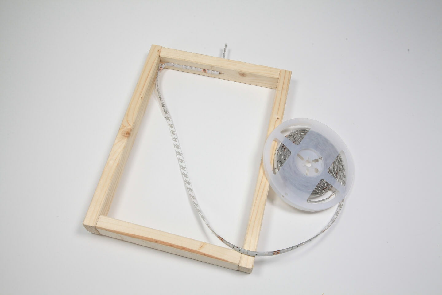 An den fertigen Holzrahmen wird ein LED Band angebracht.