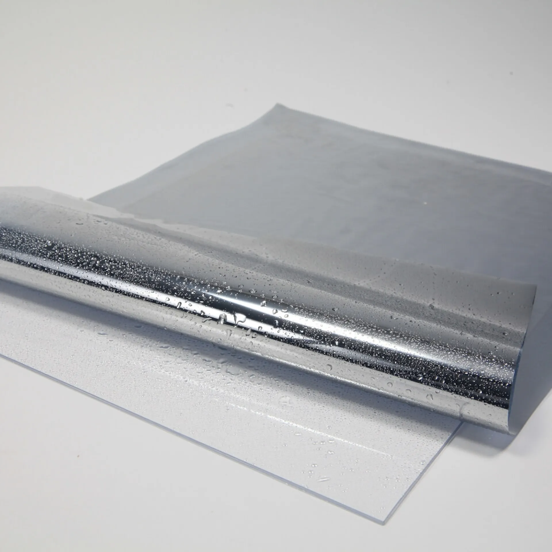 Über einer Plexiglasscheibe liegt eine Spiegelfolie