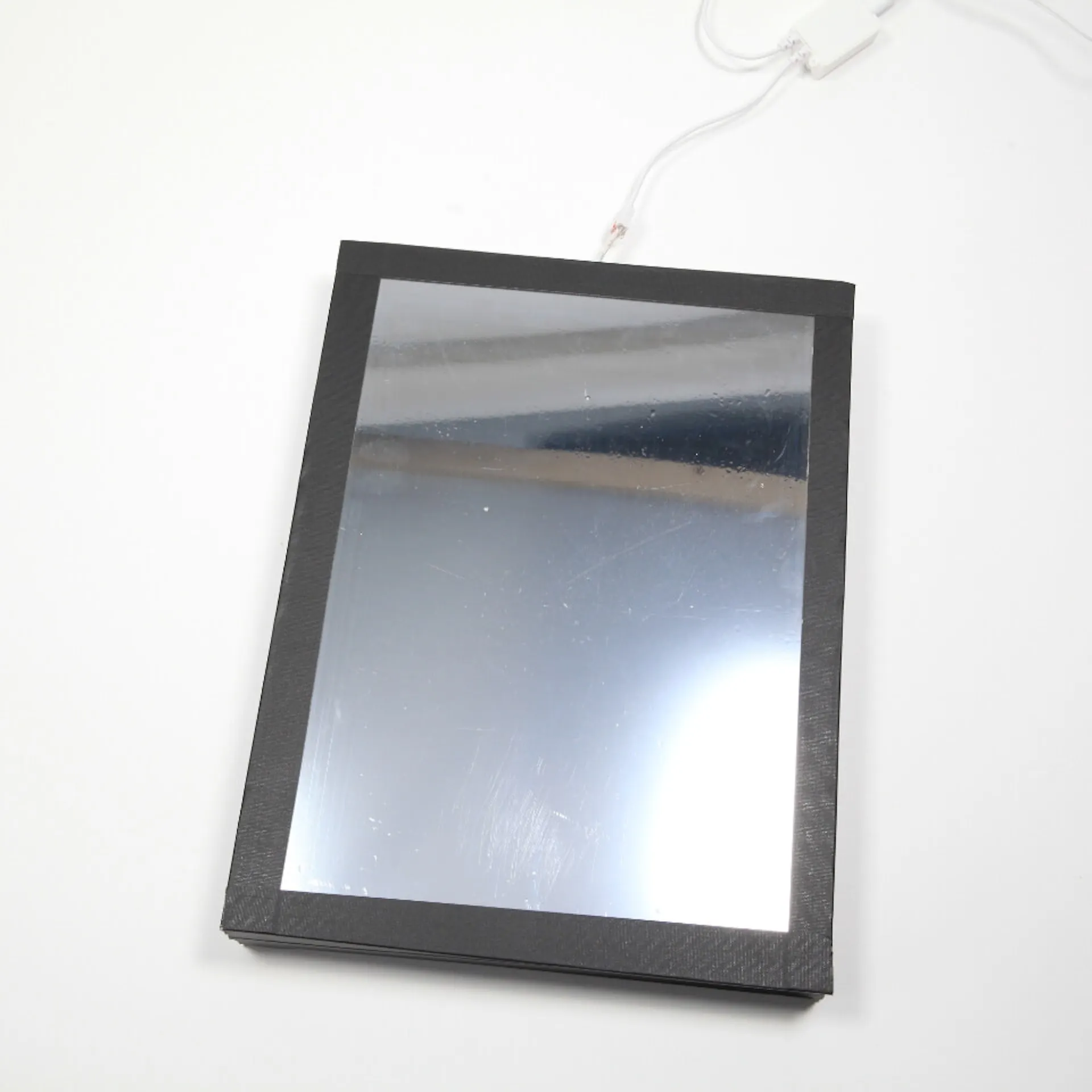 Der fertige Infinity Mirror liegt auf einem Tisch.