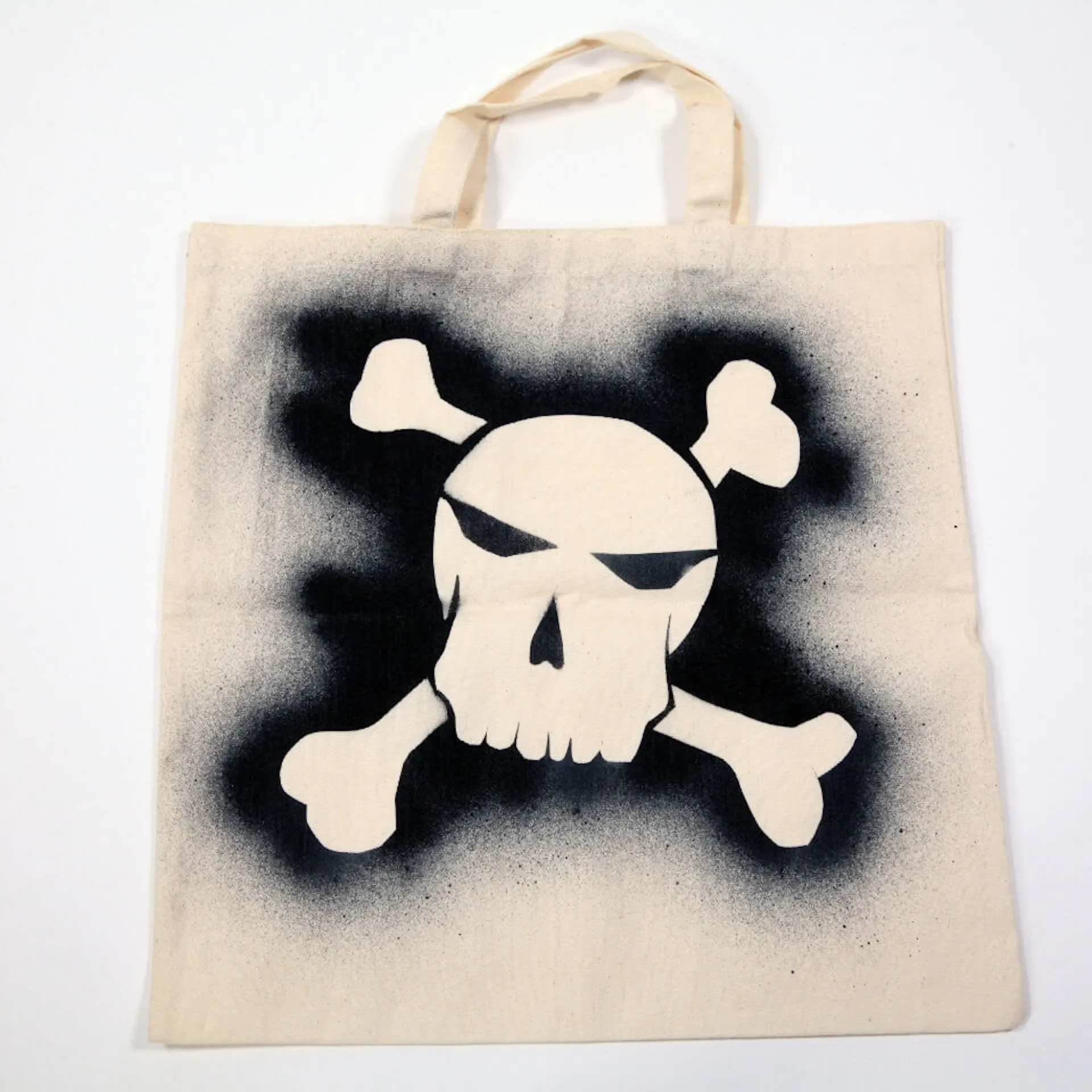 Baumwolltasche mit aufgesprühtem Totenkopf