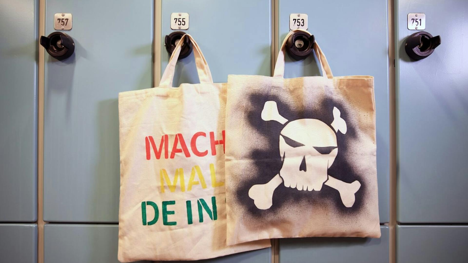 Selbstgestaltete Jutebeutel mit aufgesprühtem Motiv und Spruch