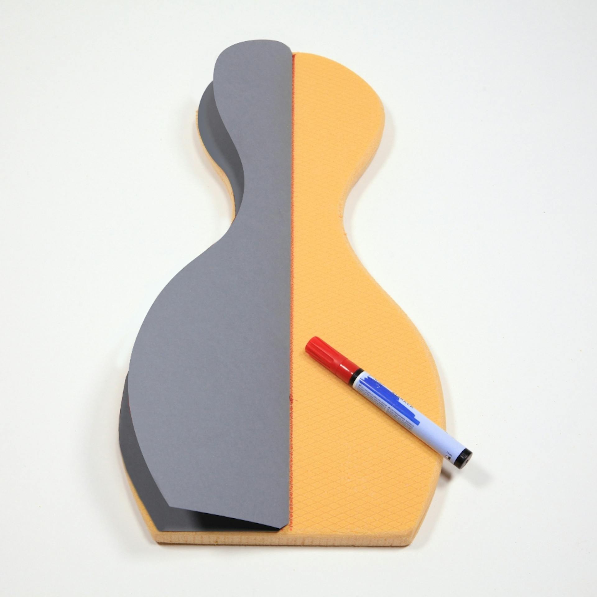 Graue, gefaltete Pappe auf einem Bowling-Pin aus Dämmplatte.