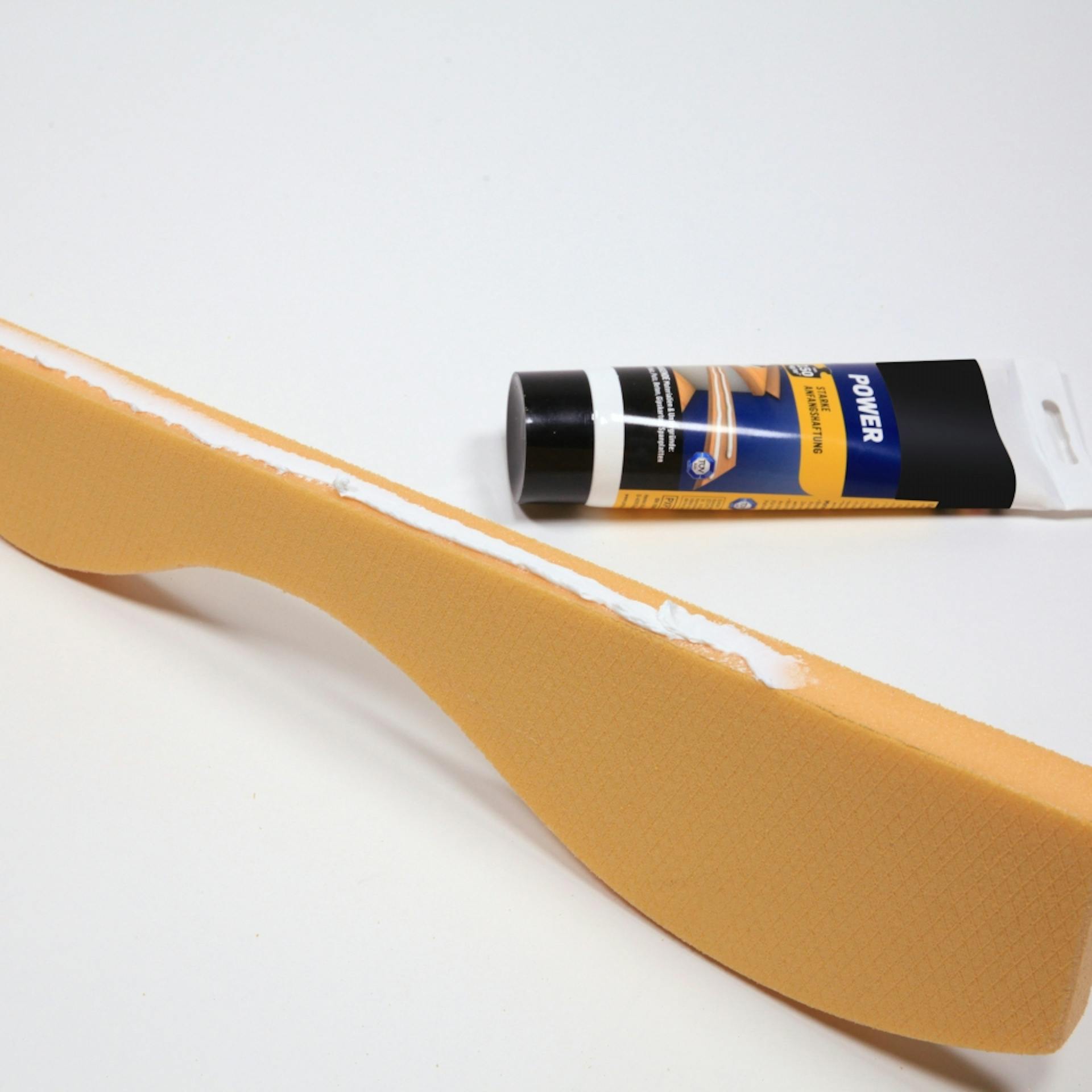 Mit Kleber bestrichene Dämmplatte in Kegelform.