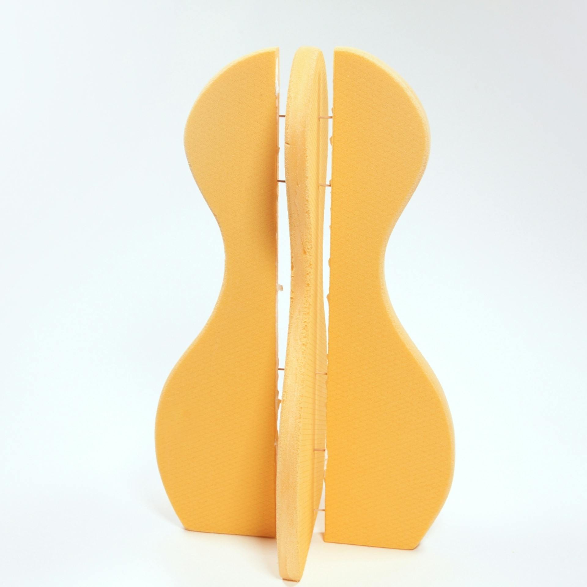 Vor einem weißen Hintergrund ist ein Kegel aus gelbem Styrodur zu sehen. Die einzelnen Elemente sind locker zusammengesteckt.