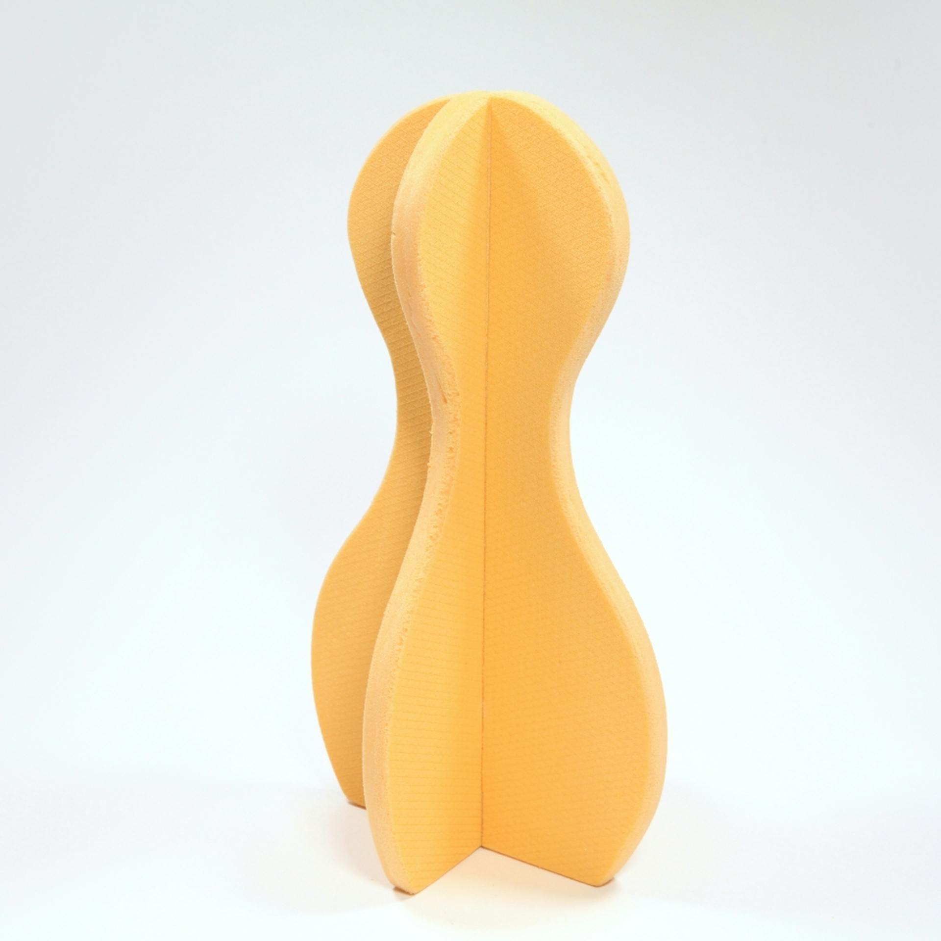 Vor einem weißen Hintergrund ist ein Kegel aus gelben Dämmstoffplatten zu sehen.