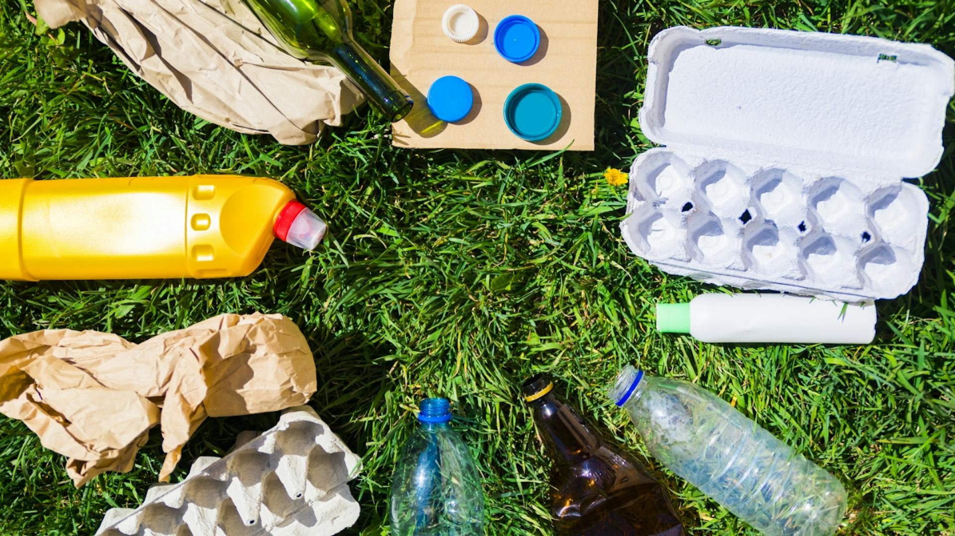 Leere Verpackungen aus Plastik, Papier, Pappe und Glas