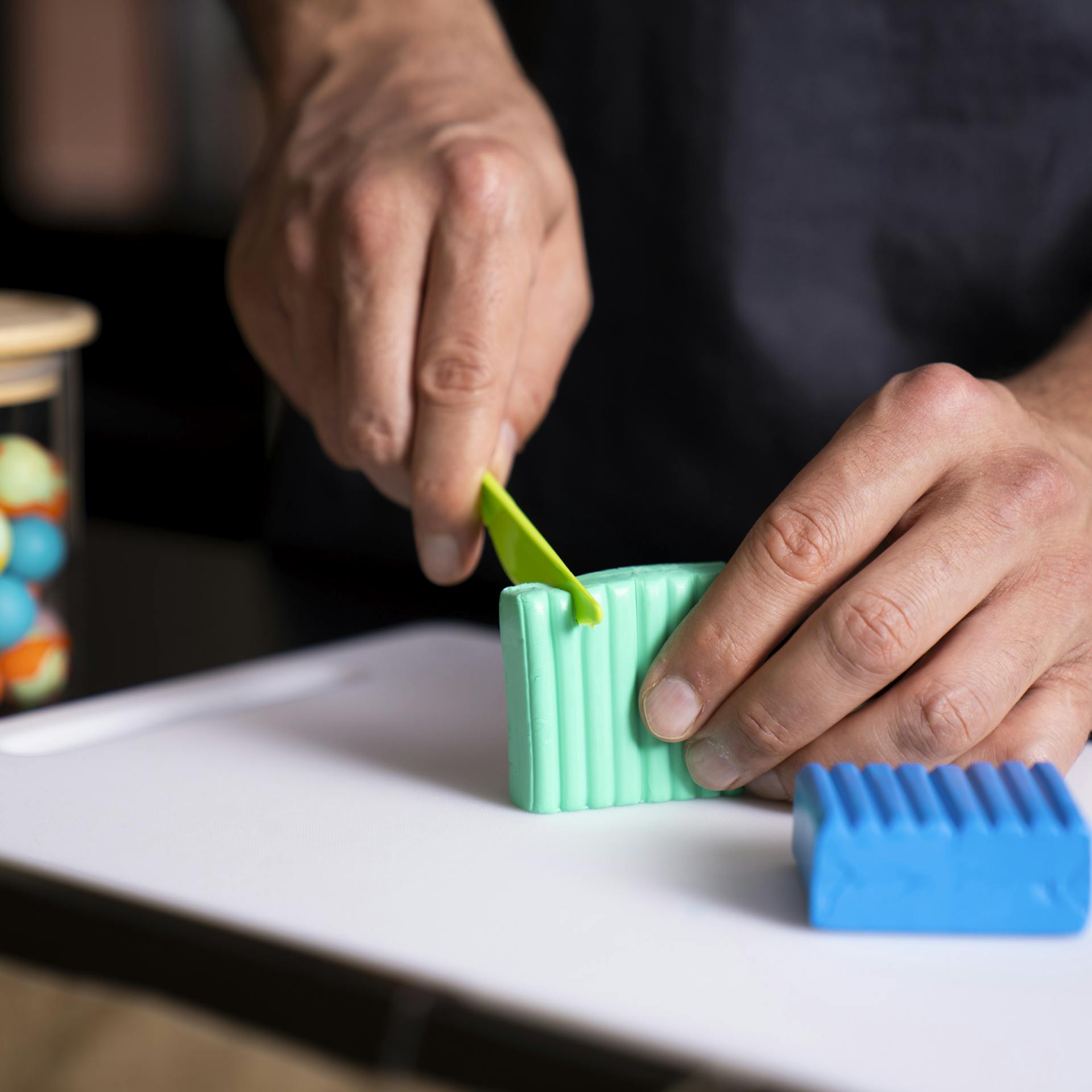 Teil der Modelliermasse wird von Block abgetrennt