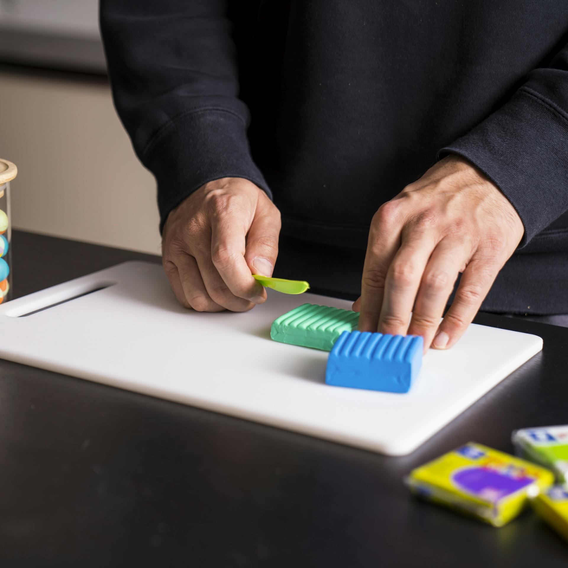 Modelliermasse wird auf Brettchen platziert