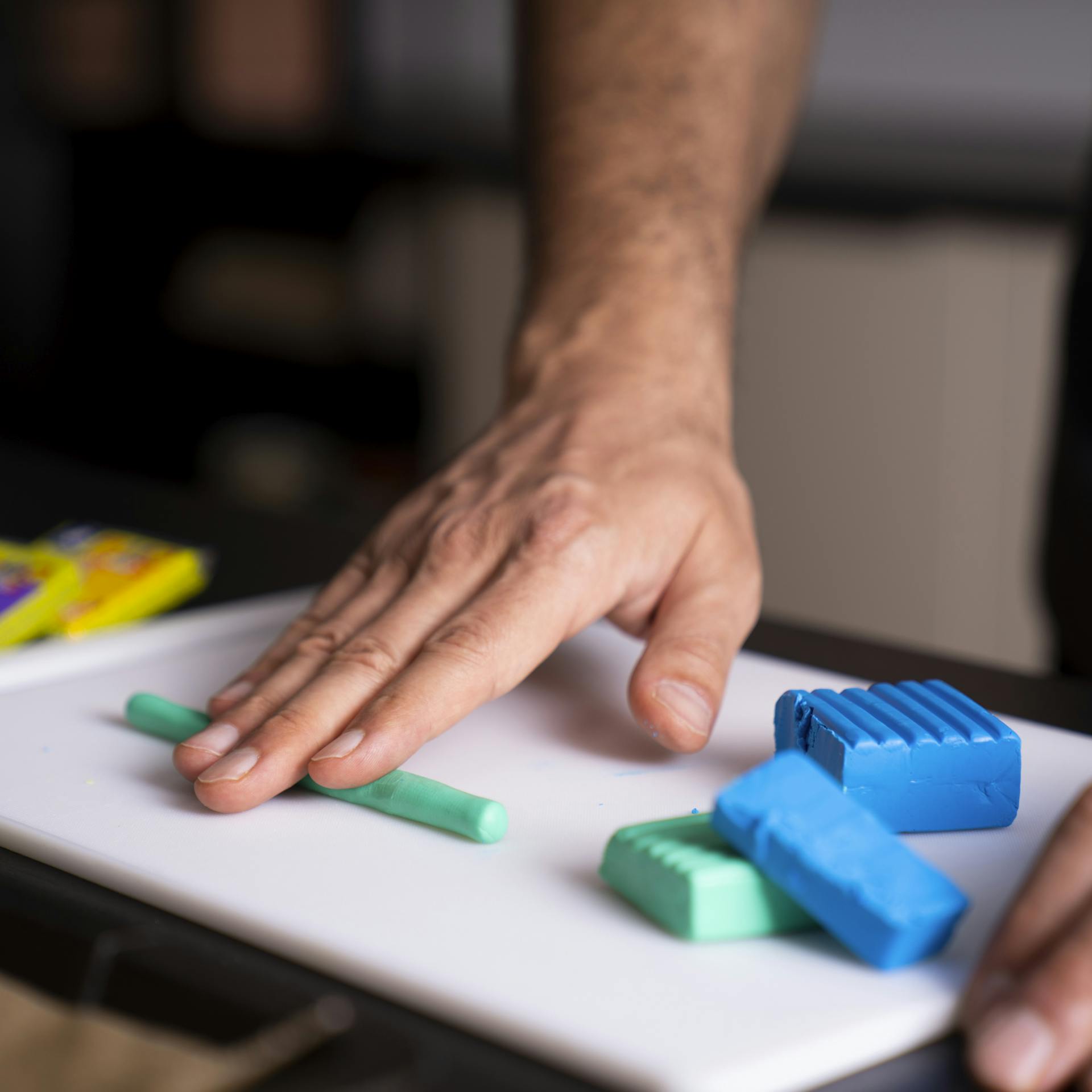 Modelliermasse wird zu Strang geformt