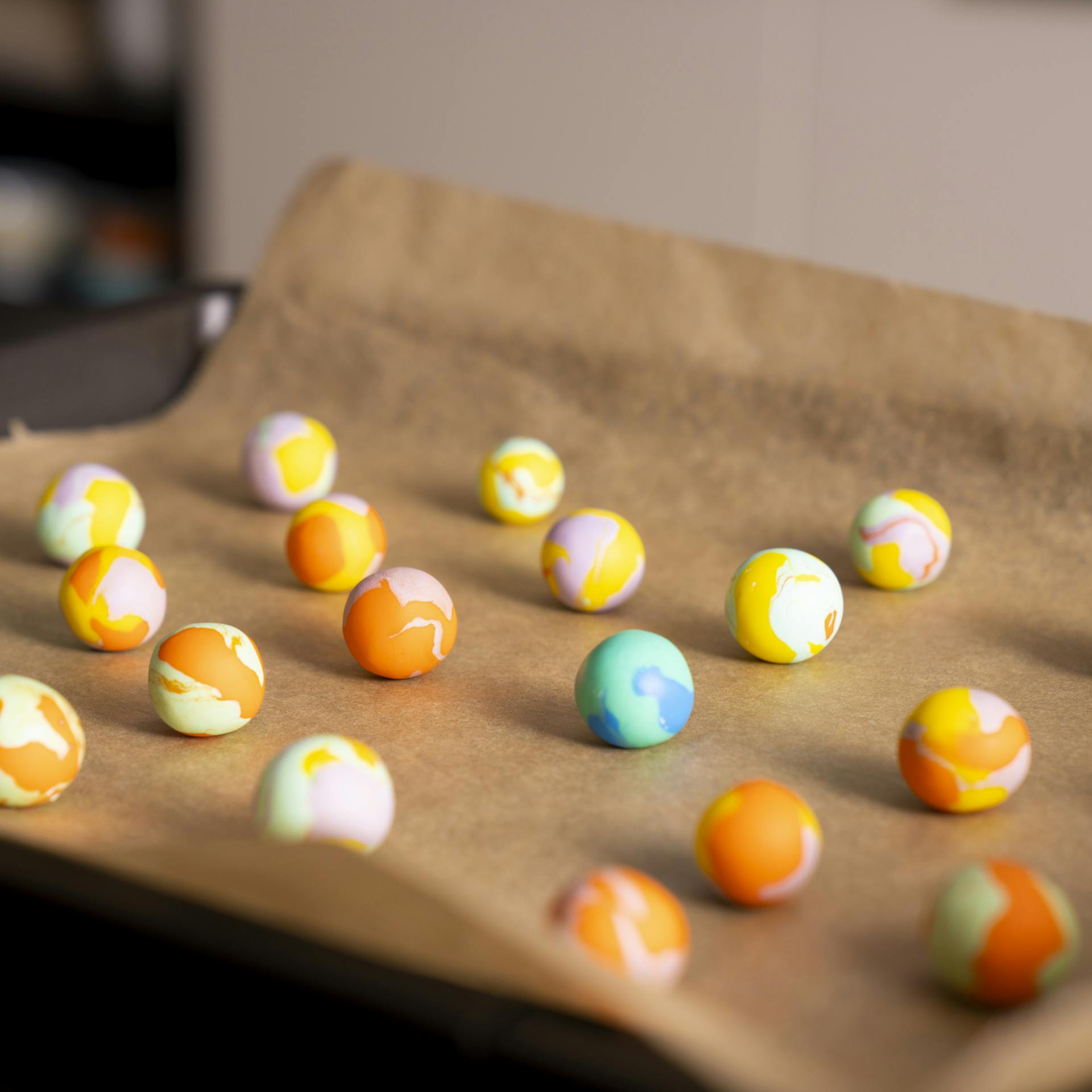 Murmeln liegen auf mit Backpapier ausgelegten Backblech