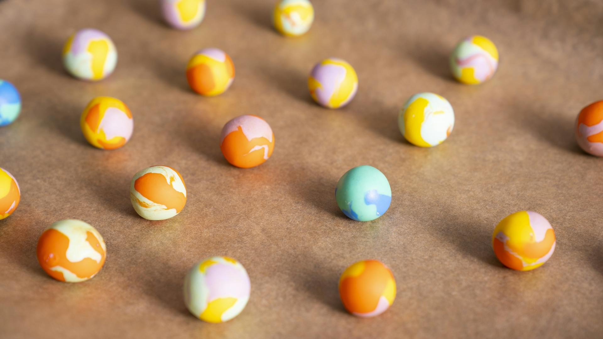 Murmeln aus Modelliermasse auf Backpapier