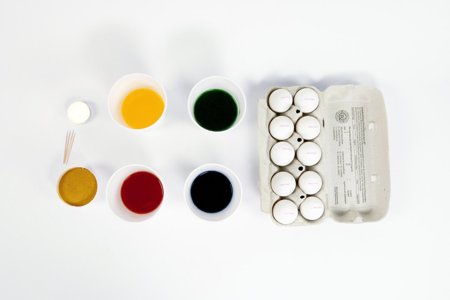 Uova di Pasqua e coloranti su un tavolo.