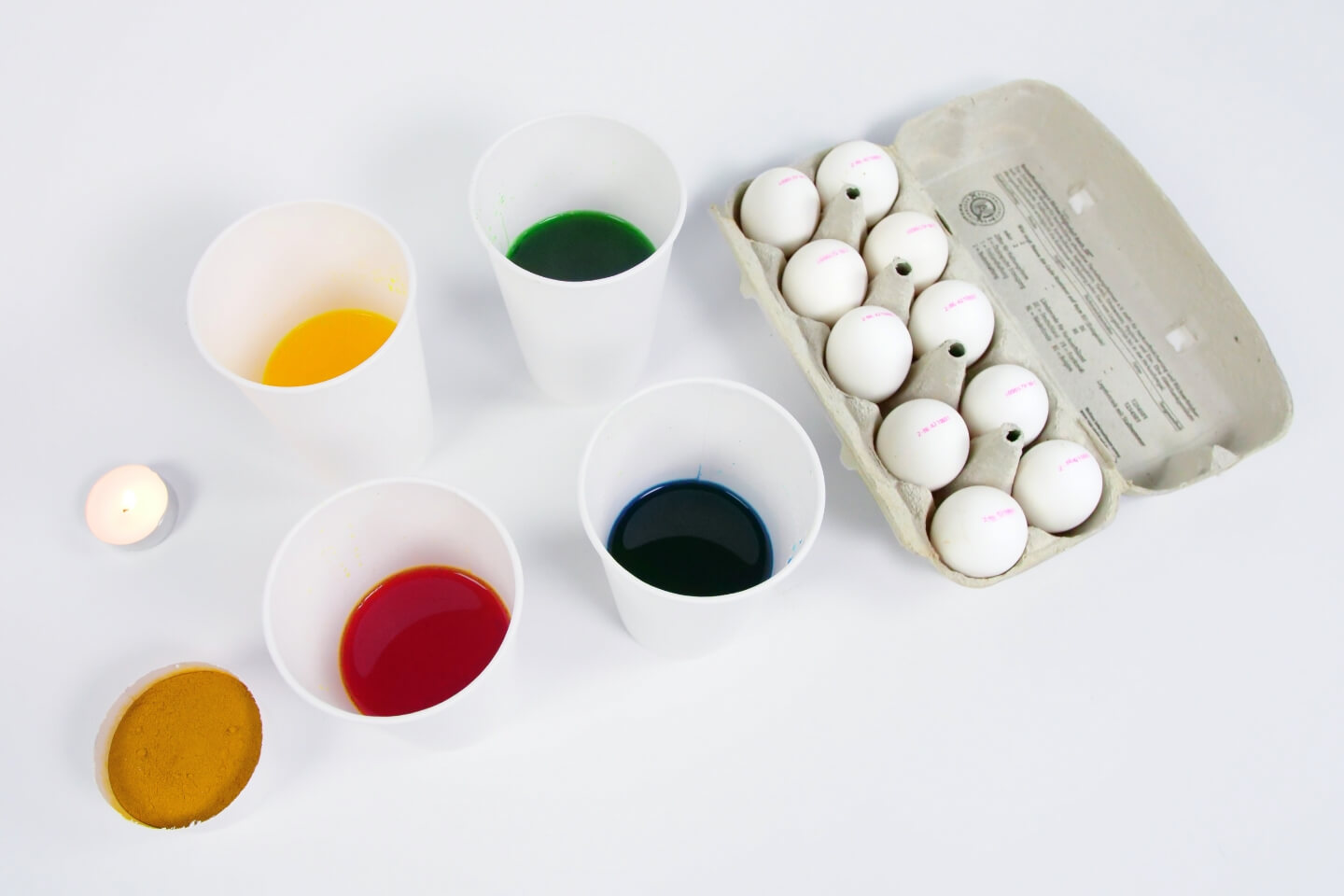 Colori mescolati su un tavolo.