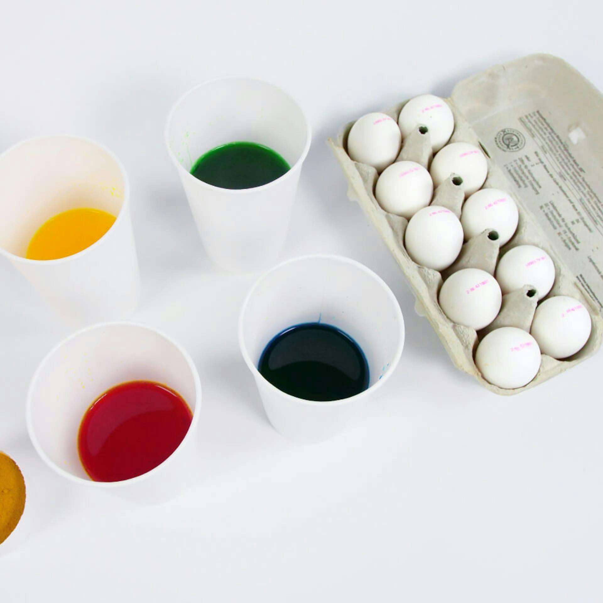 Colori mescolati su un tavolo.