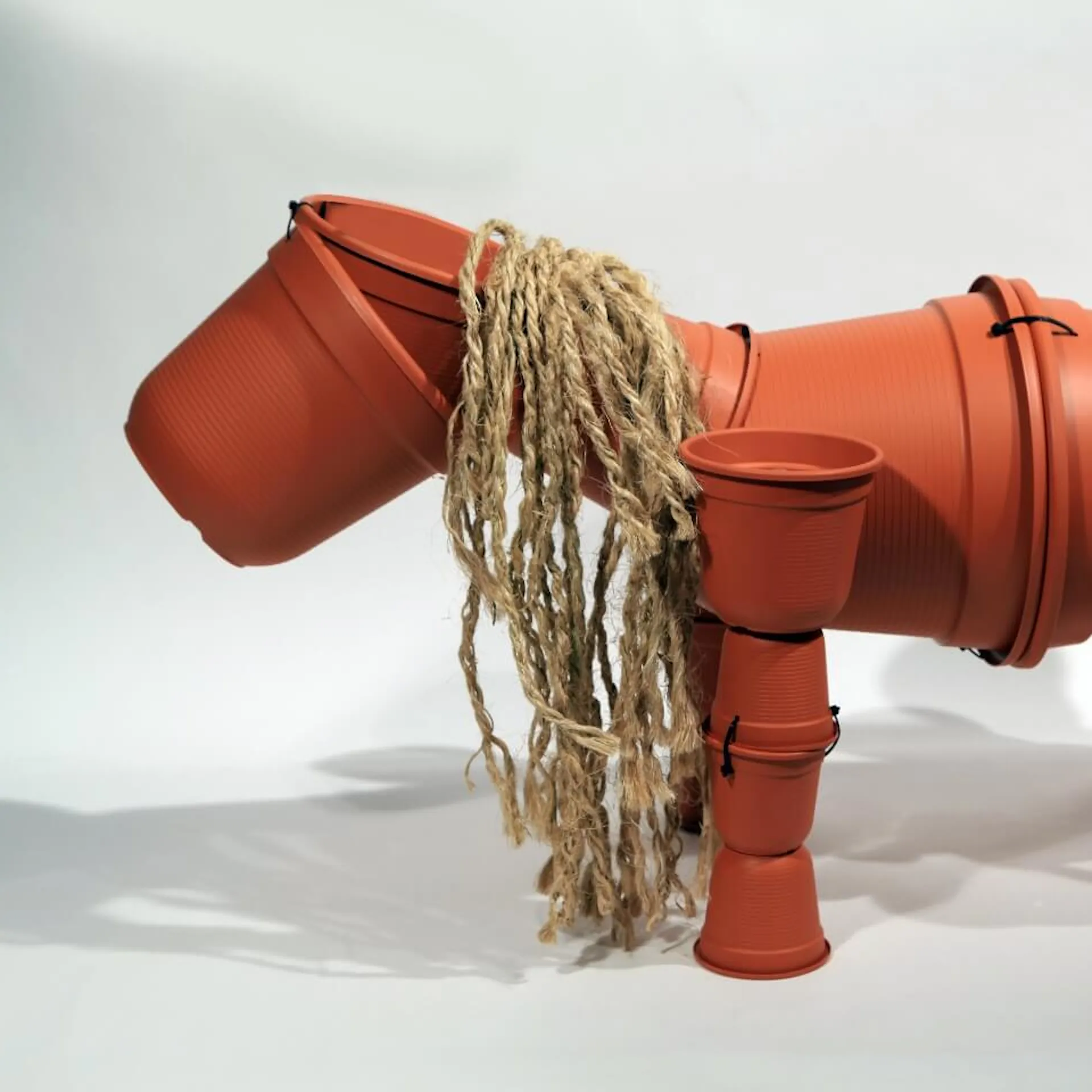 Hanf-Seile an Blumentopf-Pferd