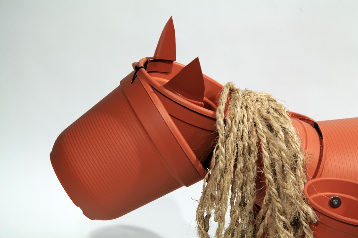 Kopf von Blumentopf-Pferd aus Blumentöpfen und Hanf-Seilen