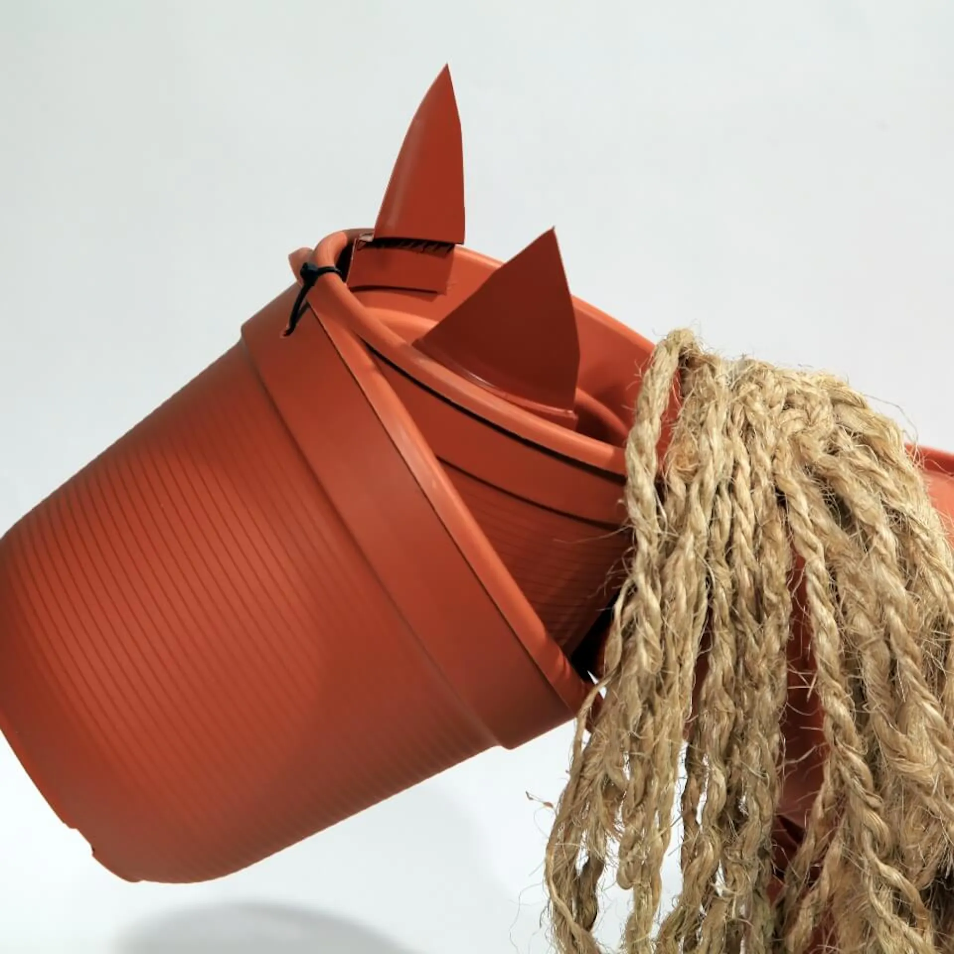 Kopf von Blumentopf-Pferd aus Blumentöpfen und Hanf-Seilen