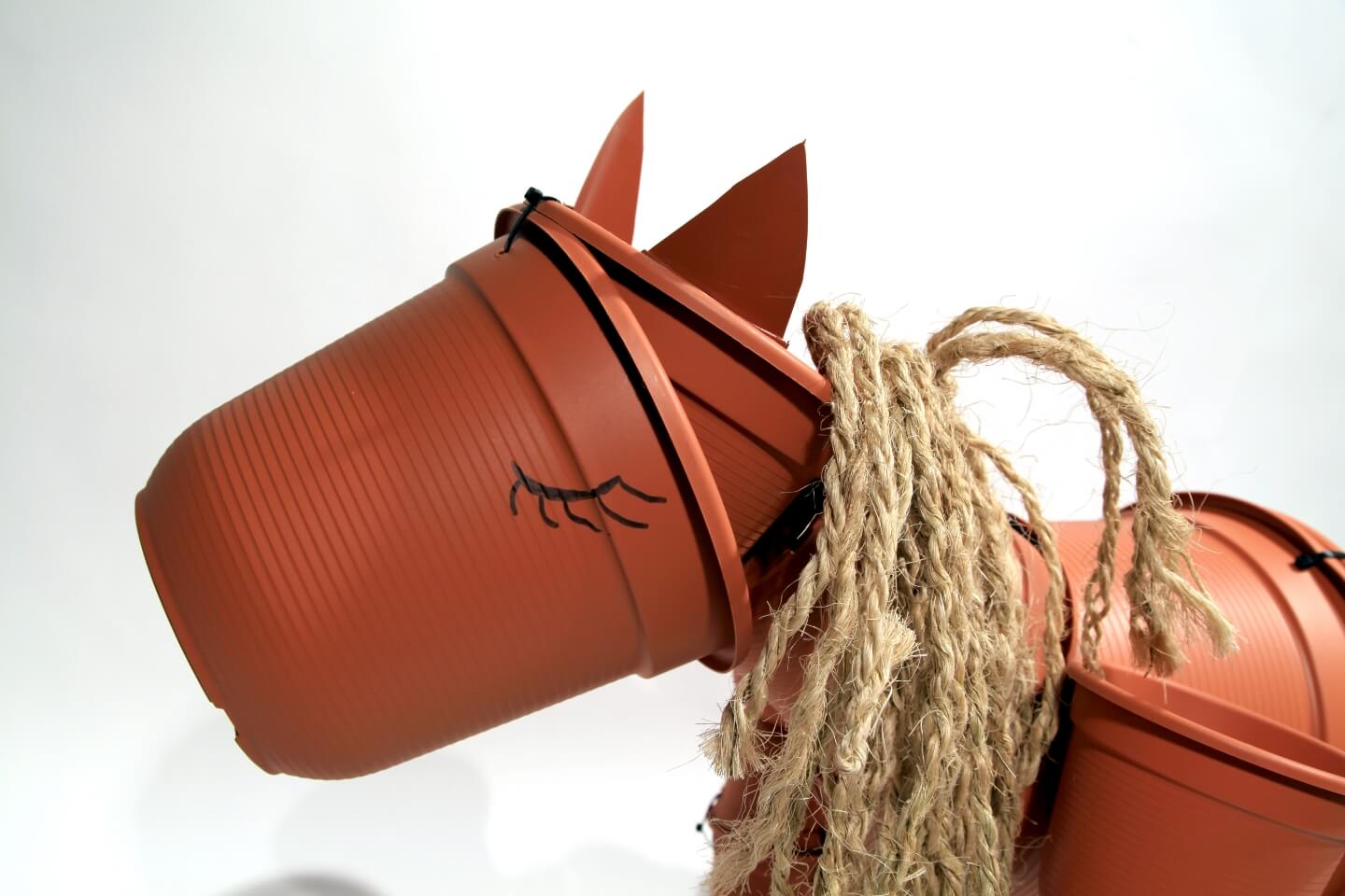Kopf von Blumentopf-Pferd mit aufgemalten Augen