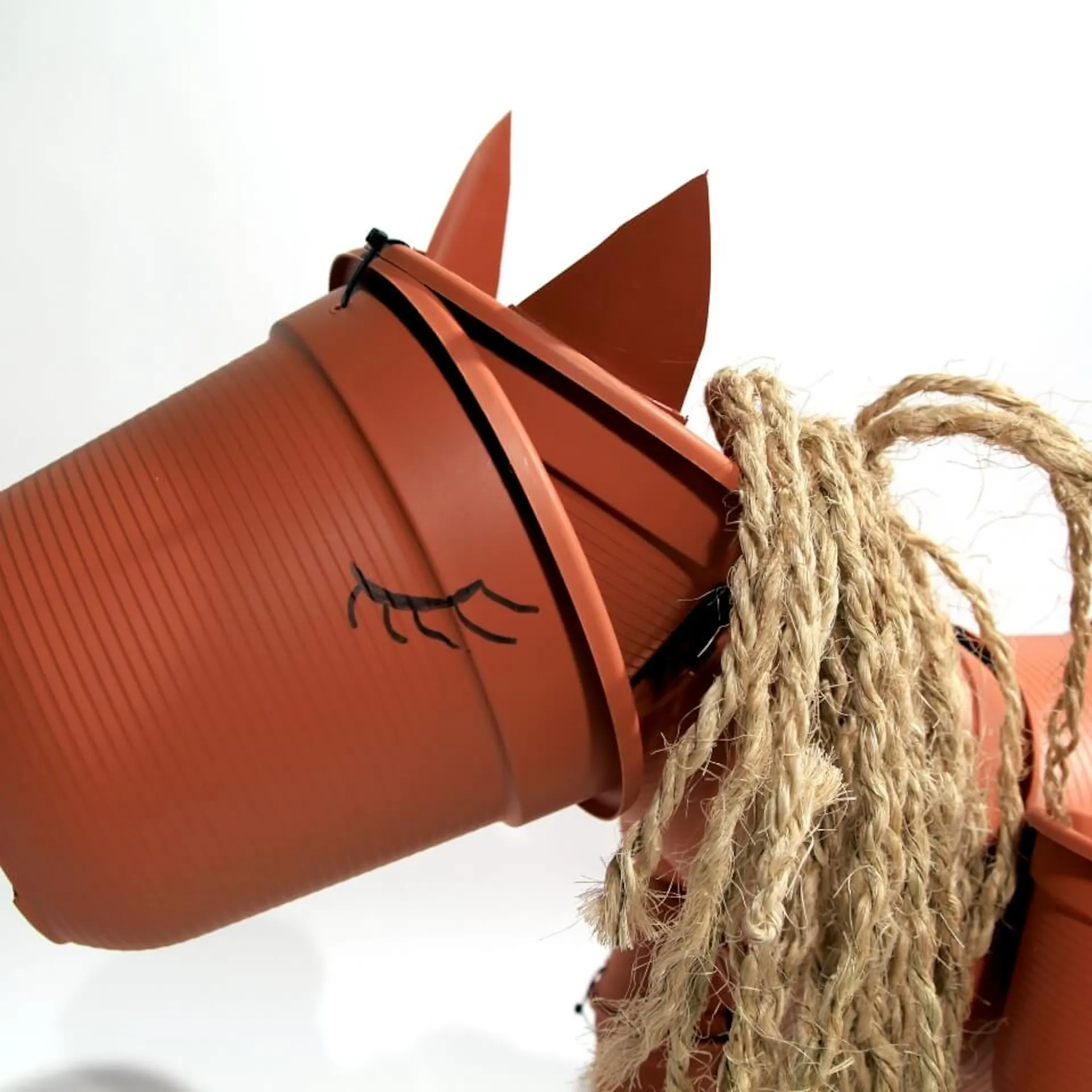 Kopf von Blumentopf-Pferd mit aufgemalten Augen