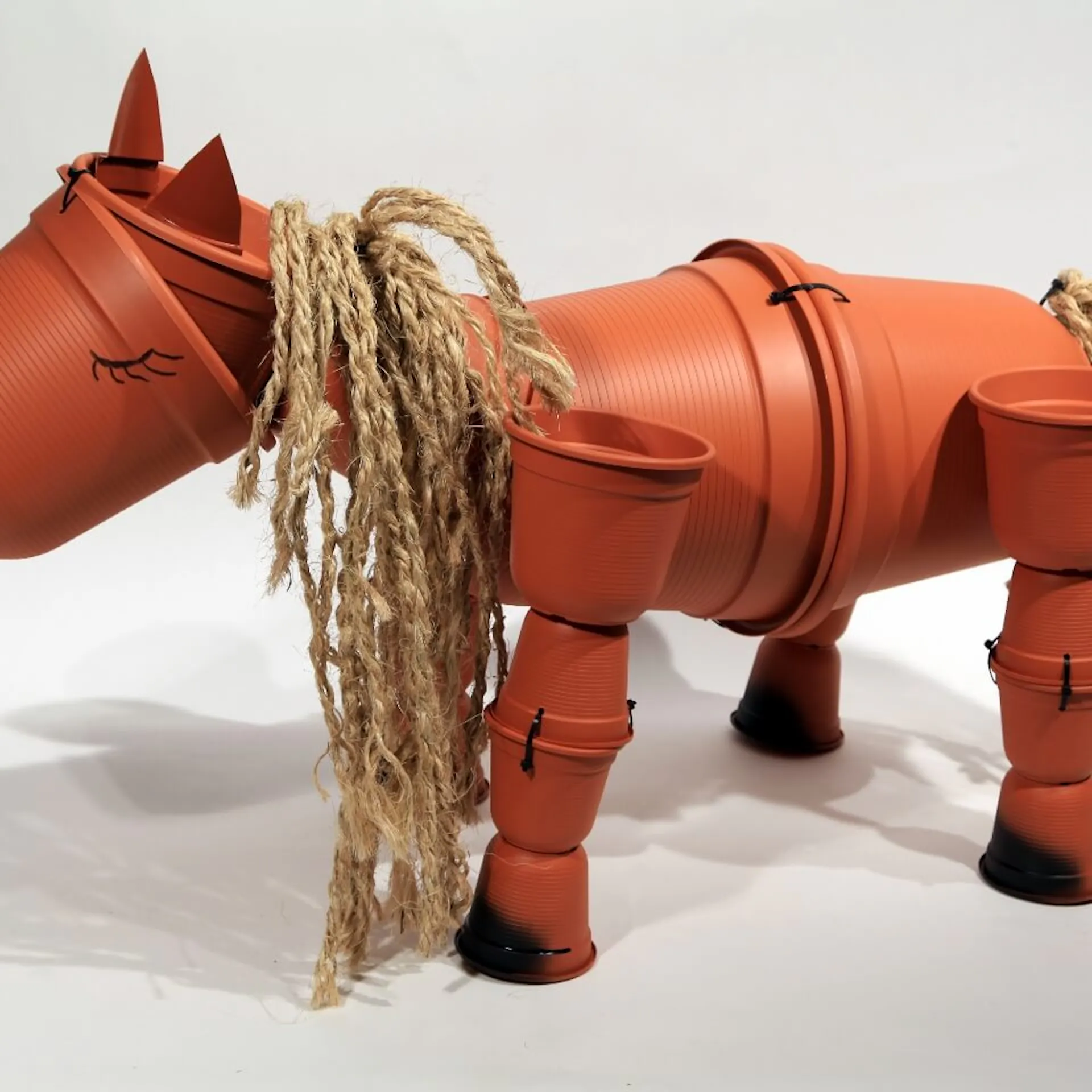 Blumentopf-Pferd mit aufgesprühten Hufen