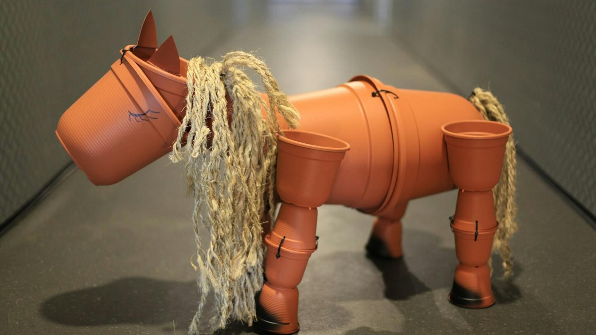 Selbstgebautes Blumentopf-Pferd