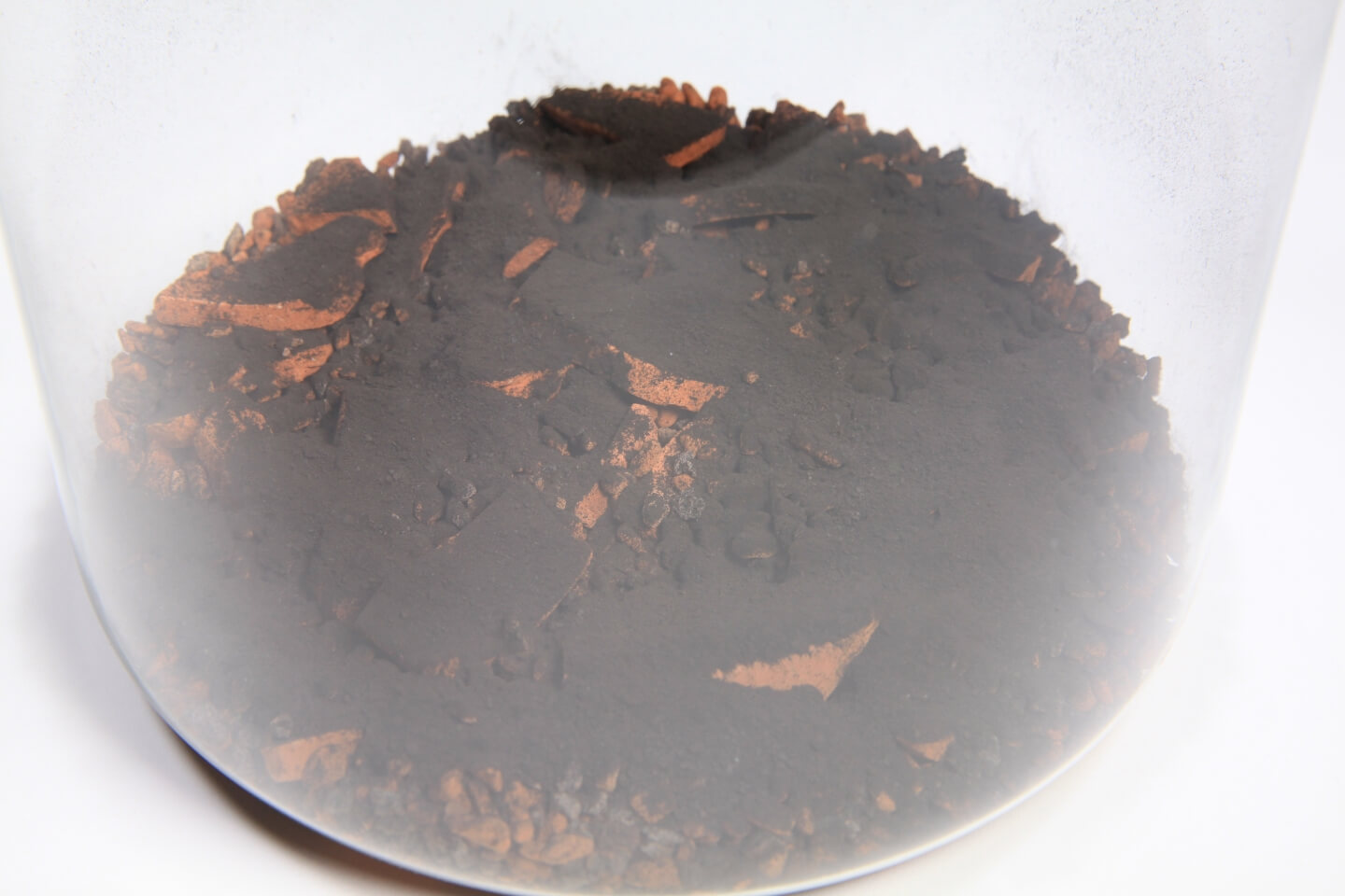 K hlineným črepom a štrku sa do skla pridá aj aktívne uhlie.