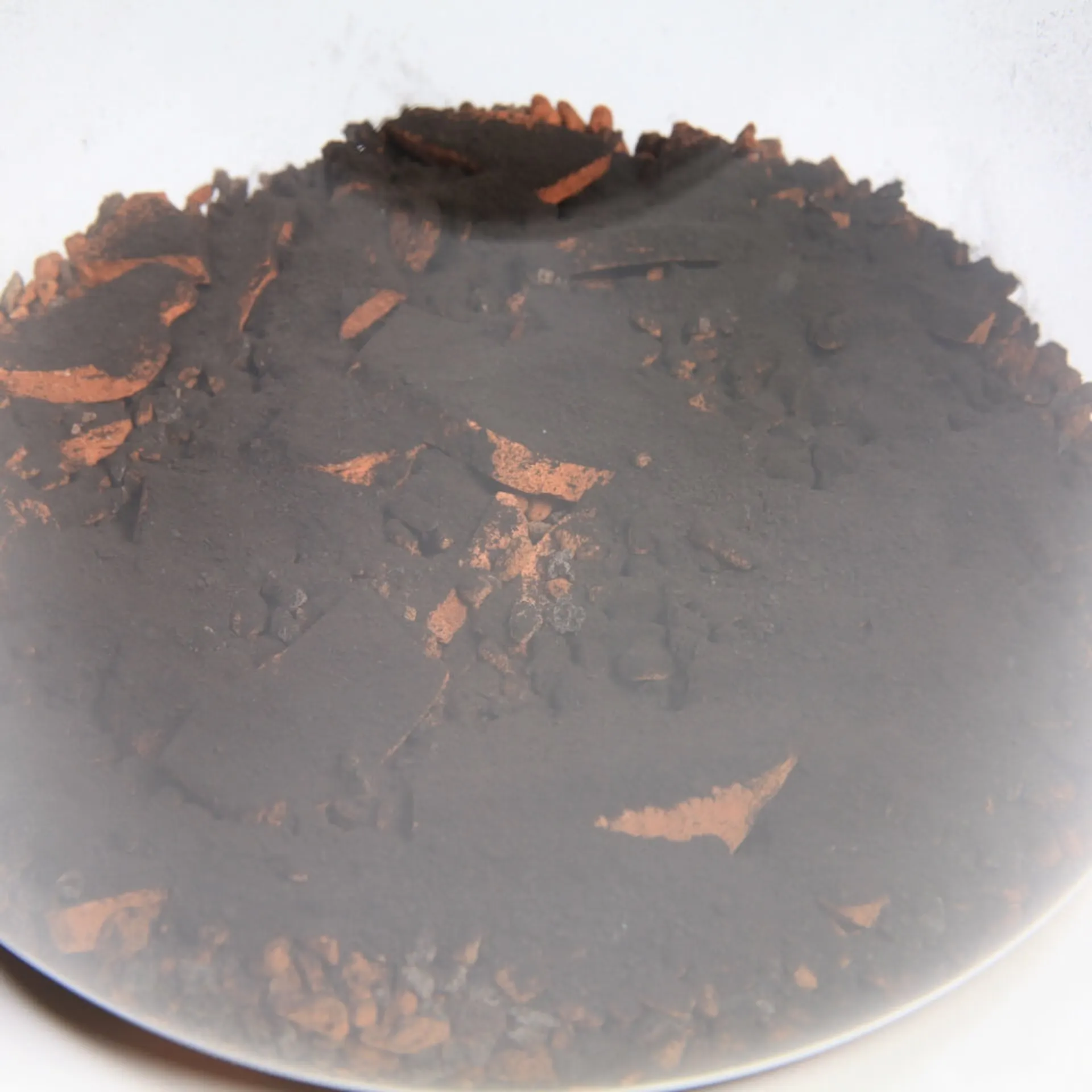 K hlineným črepom a štrku sa do skla pridá aj aktívne uhlie.