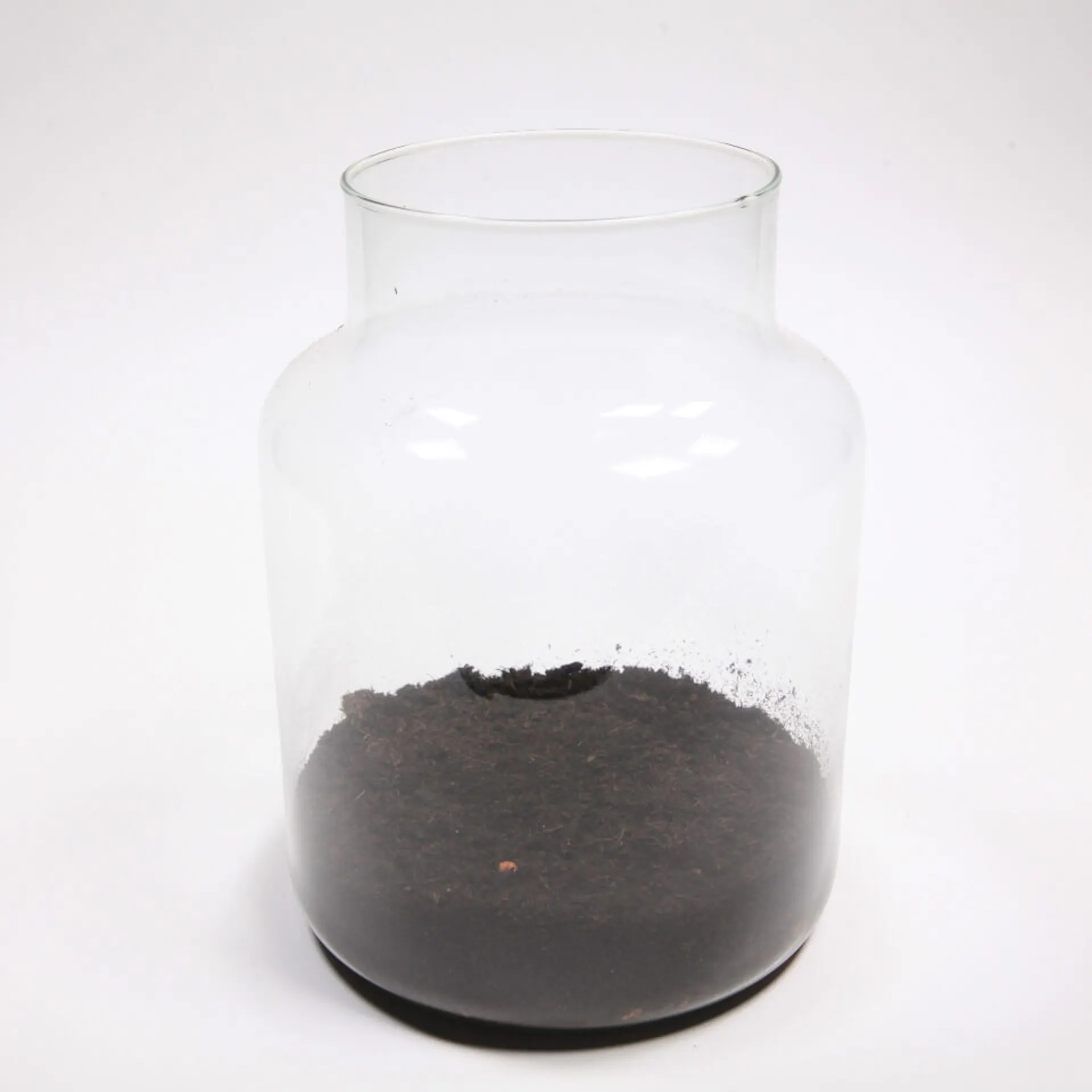 Pohár naplnený zeminou.